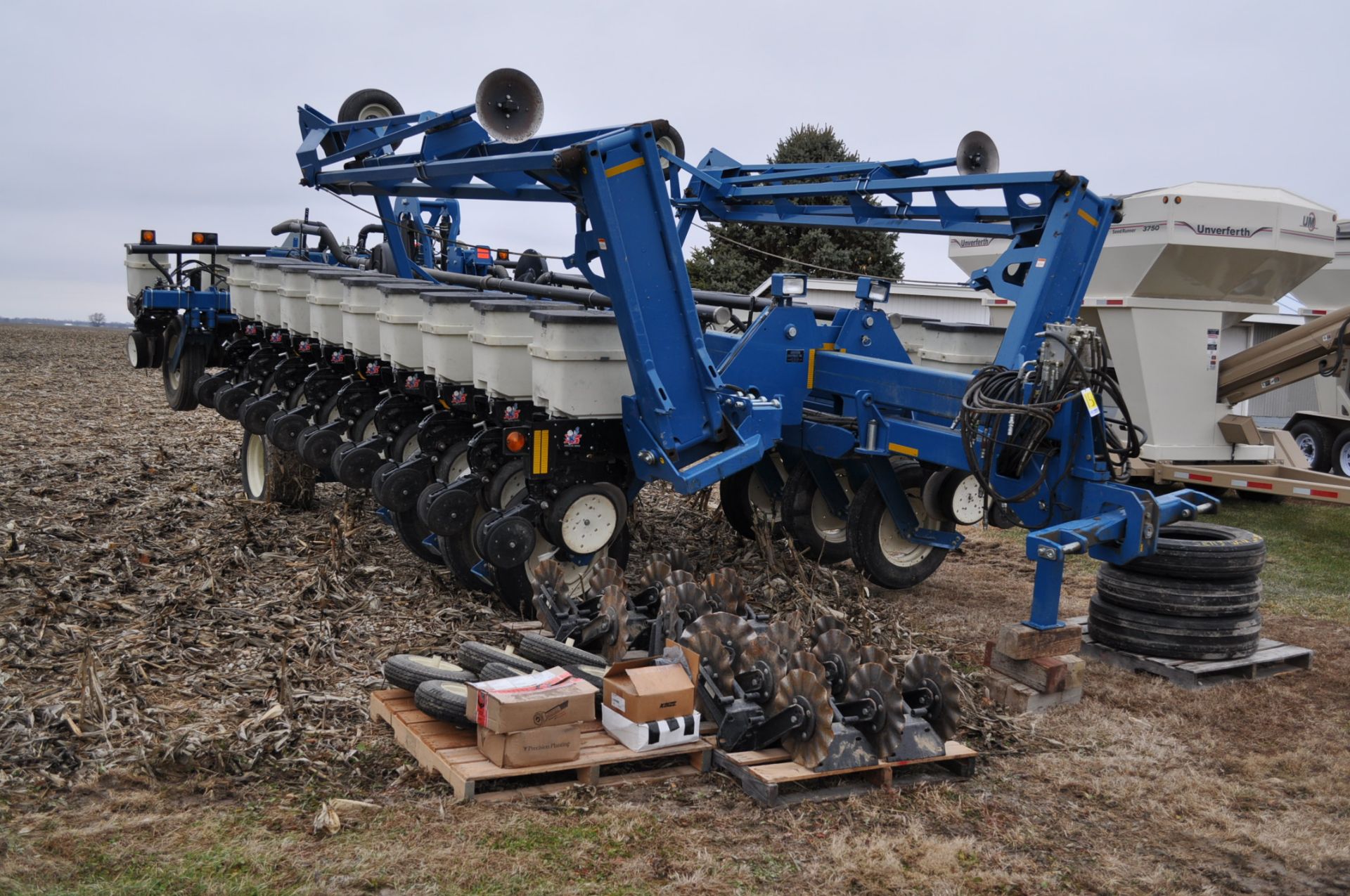 Kinze 24-row 3800 corn planter, front fold, PP Vset meter, V drive, wave vision, delta force down - Image 2 of 18