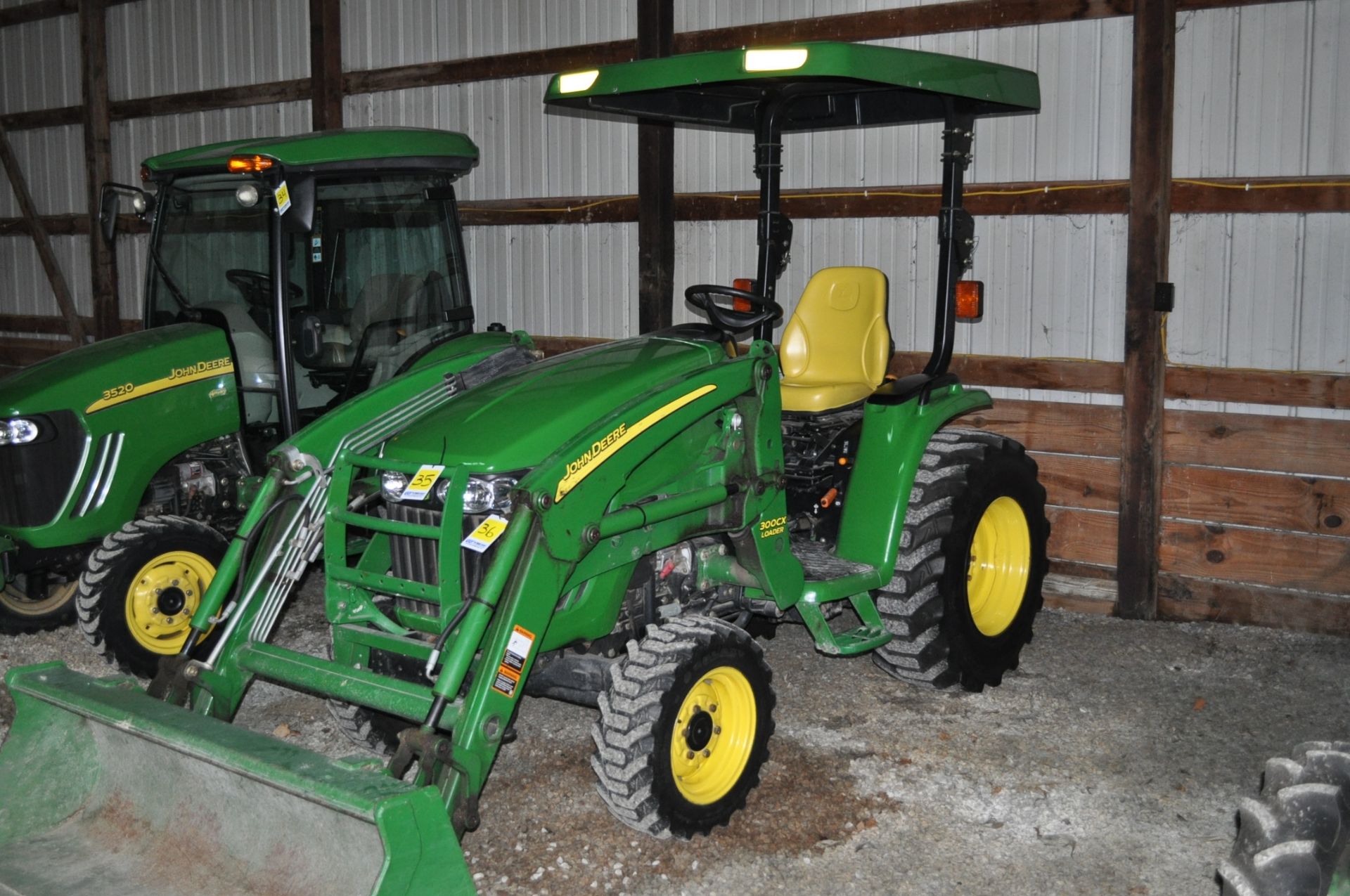 John Deere 3120 utility tractor, MFWD, 15-19.5 rear, 25 x 8.50-14 R 4 tires, 3 pt, 540 pto hydro