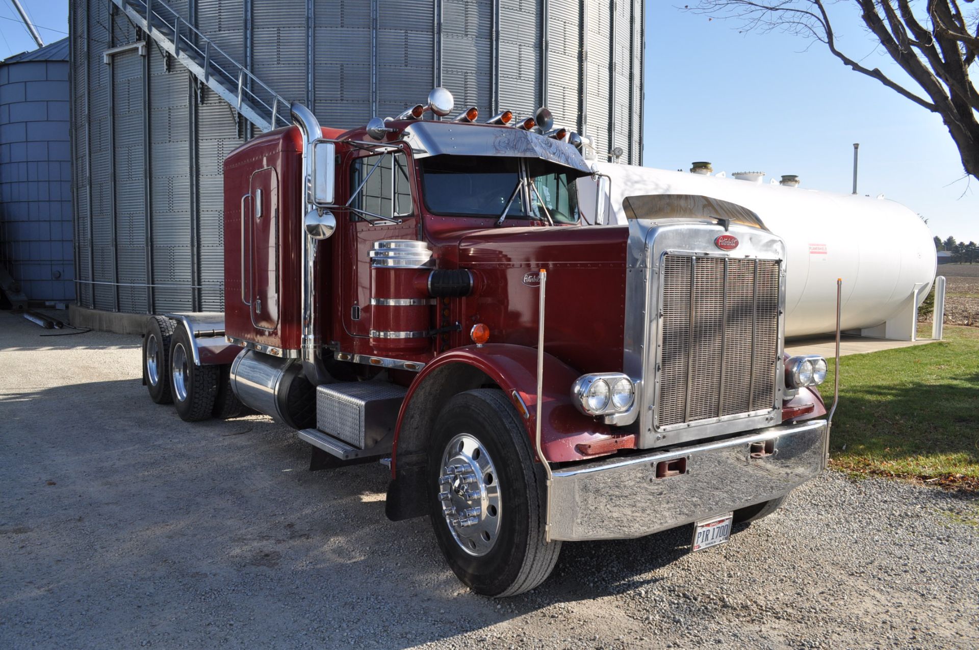 1983 Peterbilt 359 semi truck, 3406 CAT 15-spd, 242” WB, air ride, 60” flat sleeper, 11 R 24.5 tire - Image 4 of 17