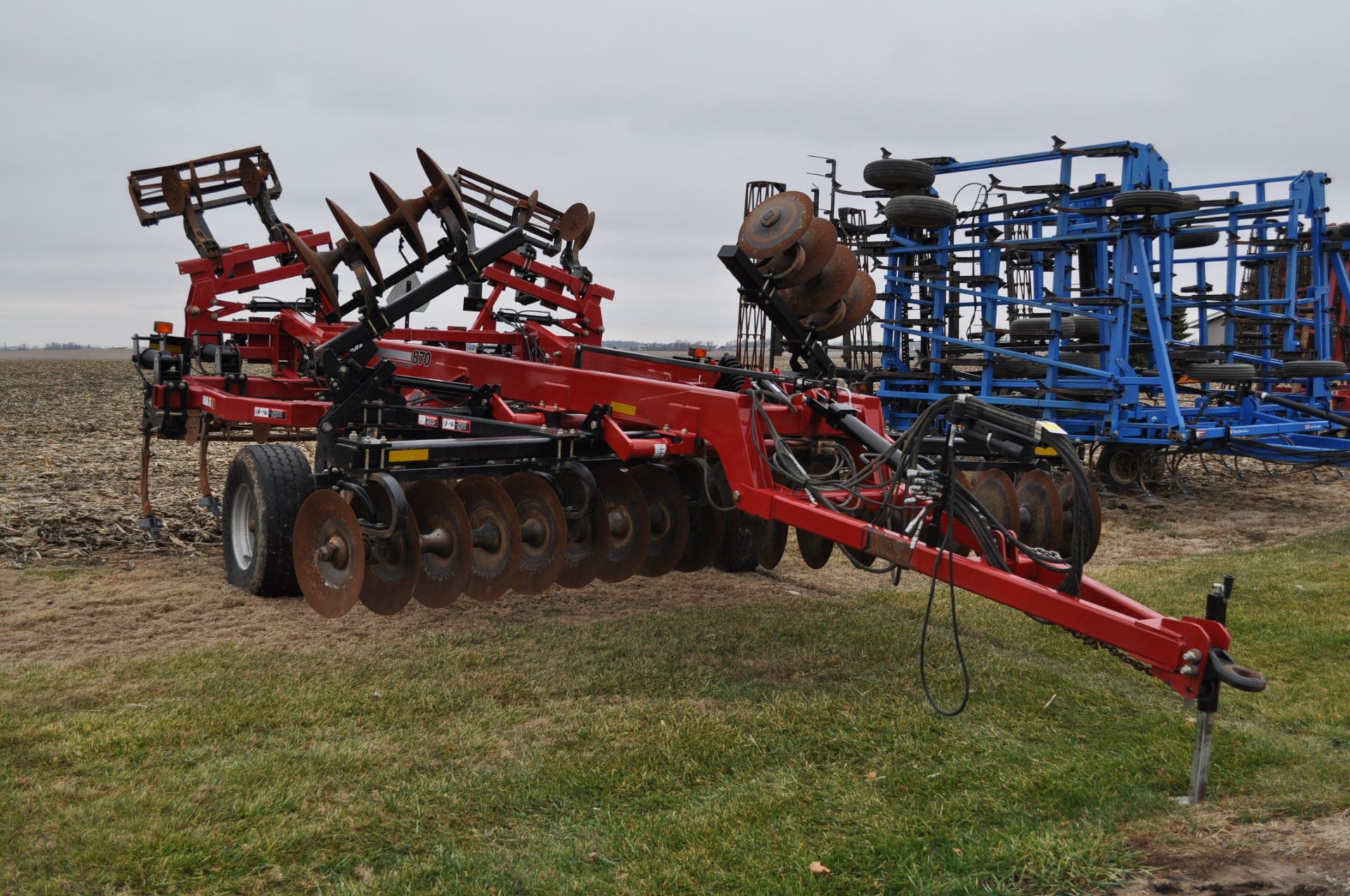 Case IH 870 Ecolo-Tiger disc ripper, 9-shank, hyd fold disc & rear gang, disc levelers w/ rolling - Image 2 of 12