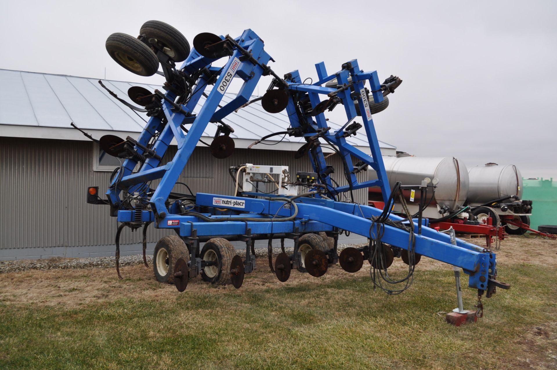 42.5’ DMI 17-shank Nutriplacer NH3 toolbar, hyd double fold, walking tandem on main & wing - Image 2 of 14