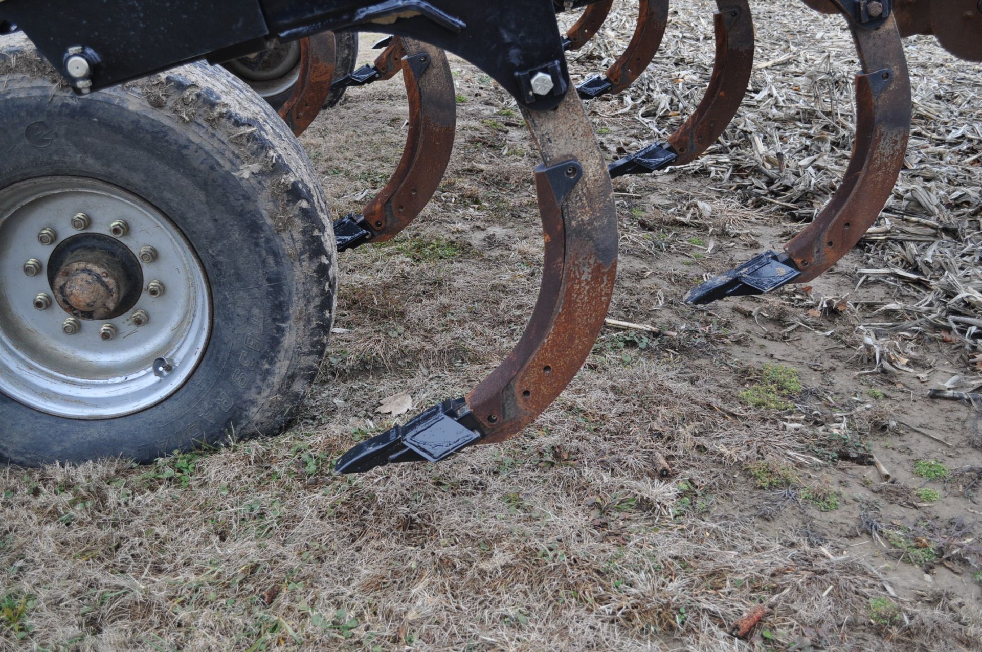 Case IH 870 Ecolo-Tiger disc ripper, 9-shank, hyd fold disc & rear gang, disc levelers w/ rolling - Image 5 of 12