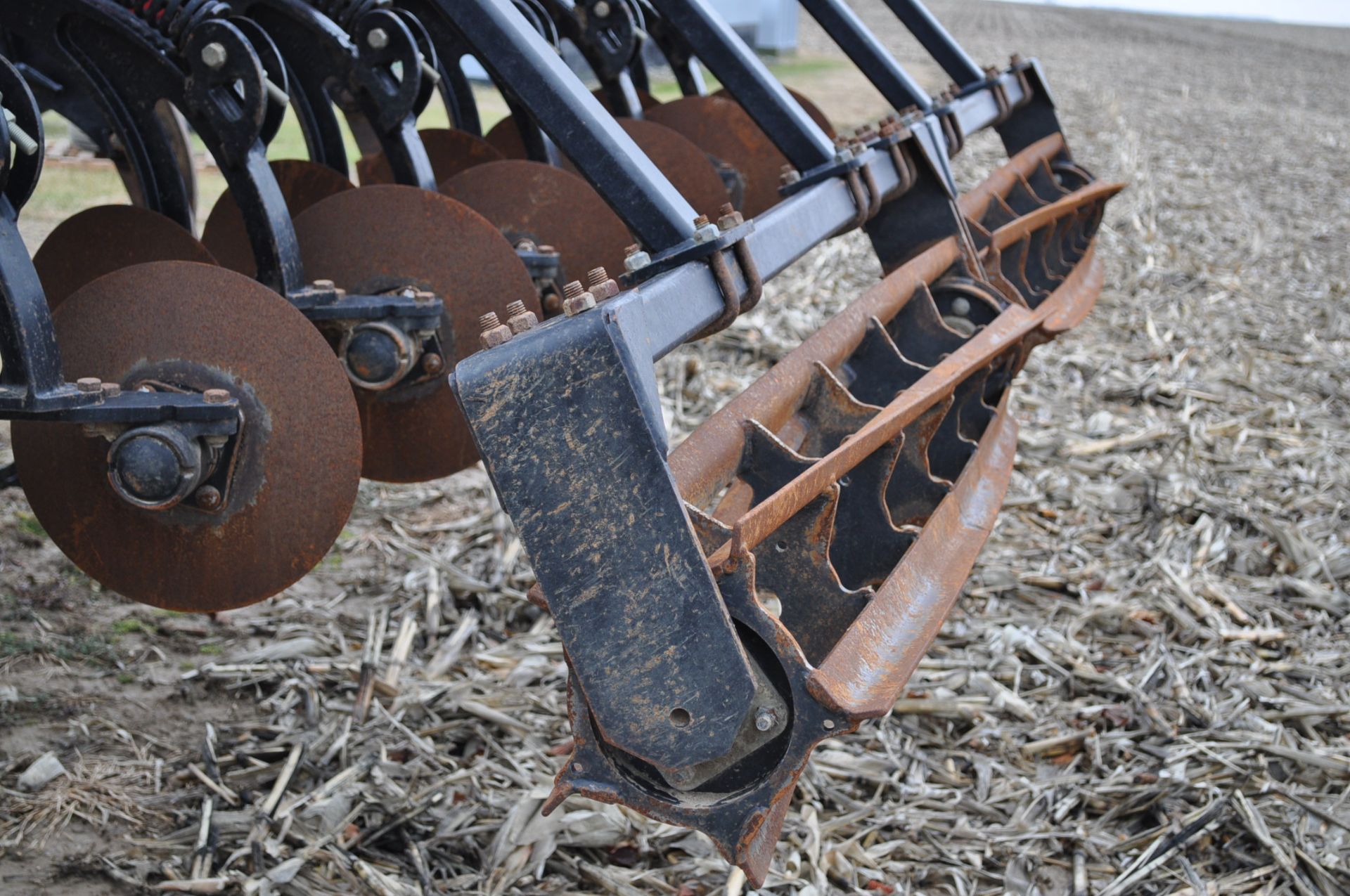 Case IH 870 Ecolo-Tiger disc ripper, 9-shank, hyd fold disc & rear gang, disc levelers w/ rolling - Image 8 of 12