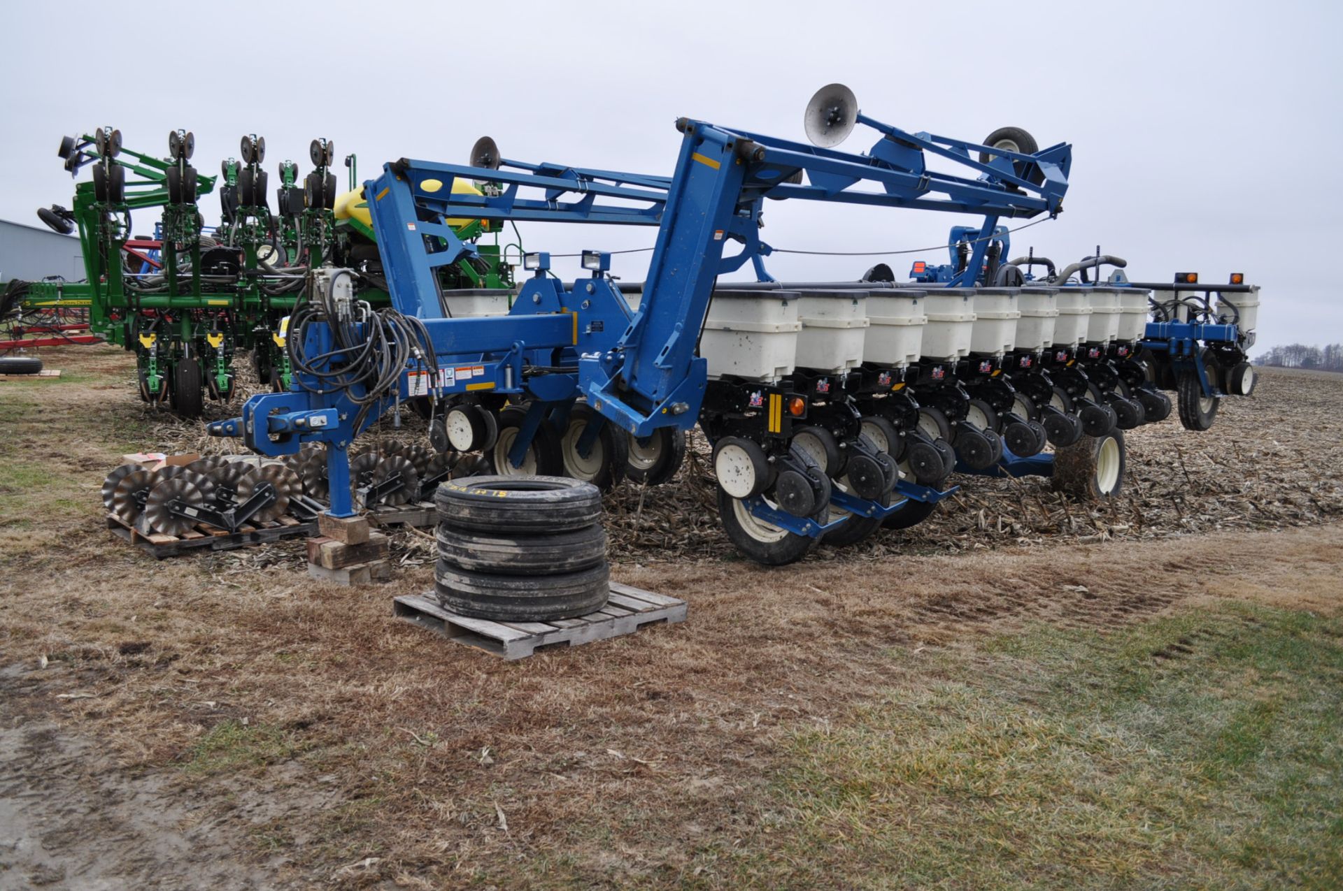 Kinze 24-row 3800 corn planter, front fold, PP Vset meter, V drive, wave vision, delta force down