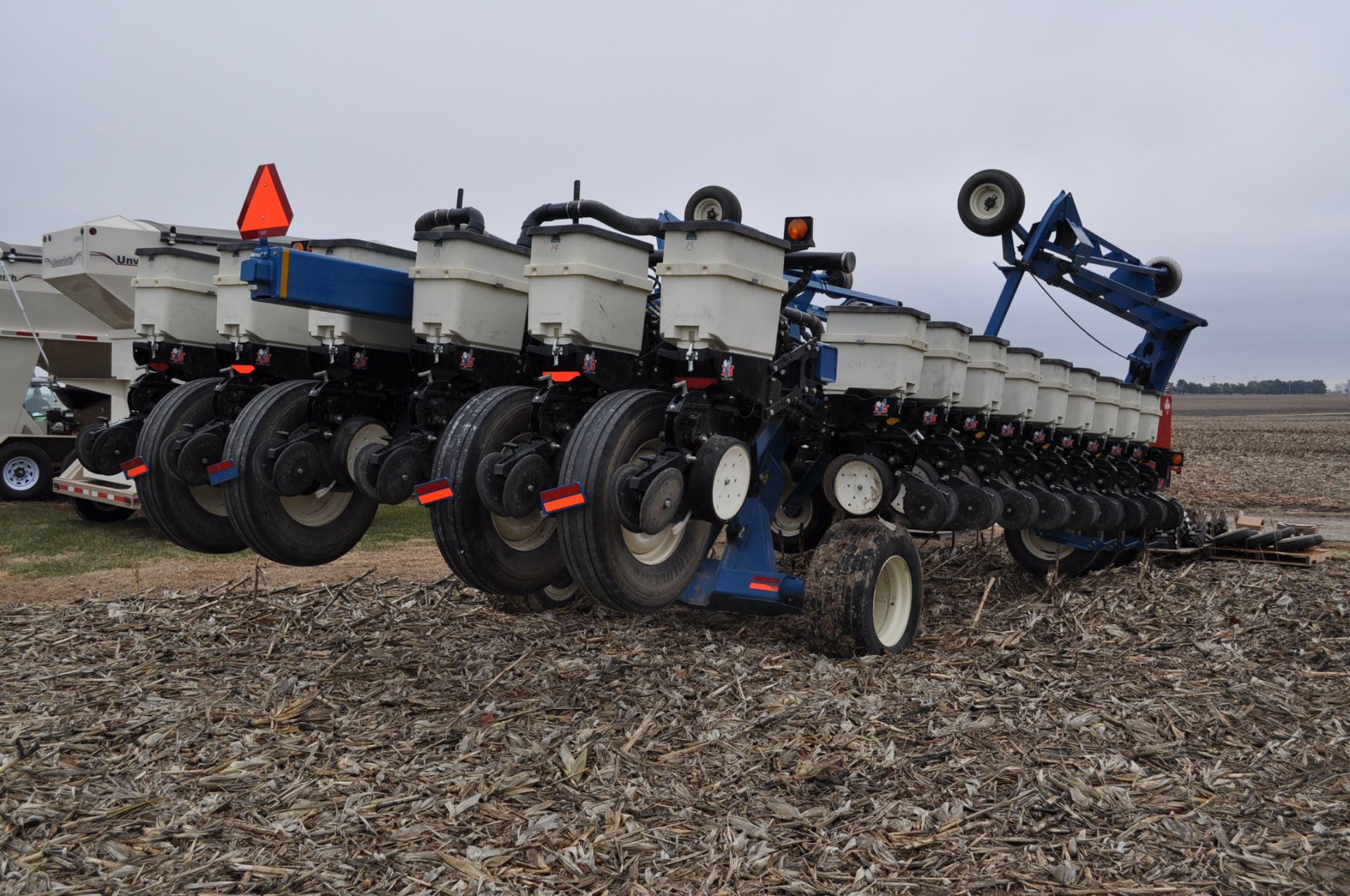 Kinze 24-row 3800 corn planter, front fold, PP Vset meter, V drive, wave vision, delta force down - Image 3 of 18