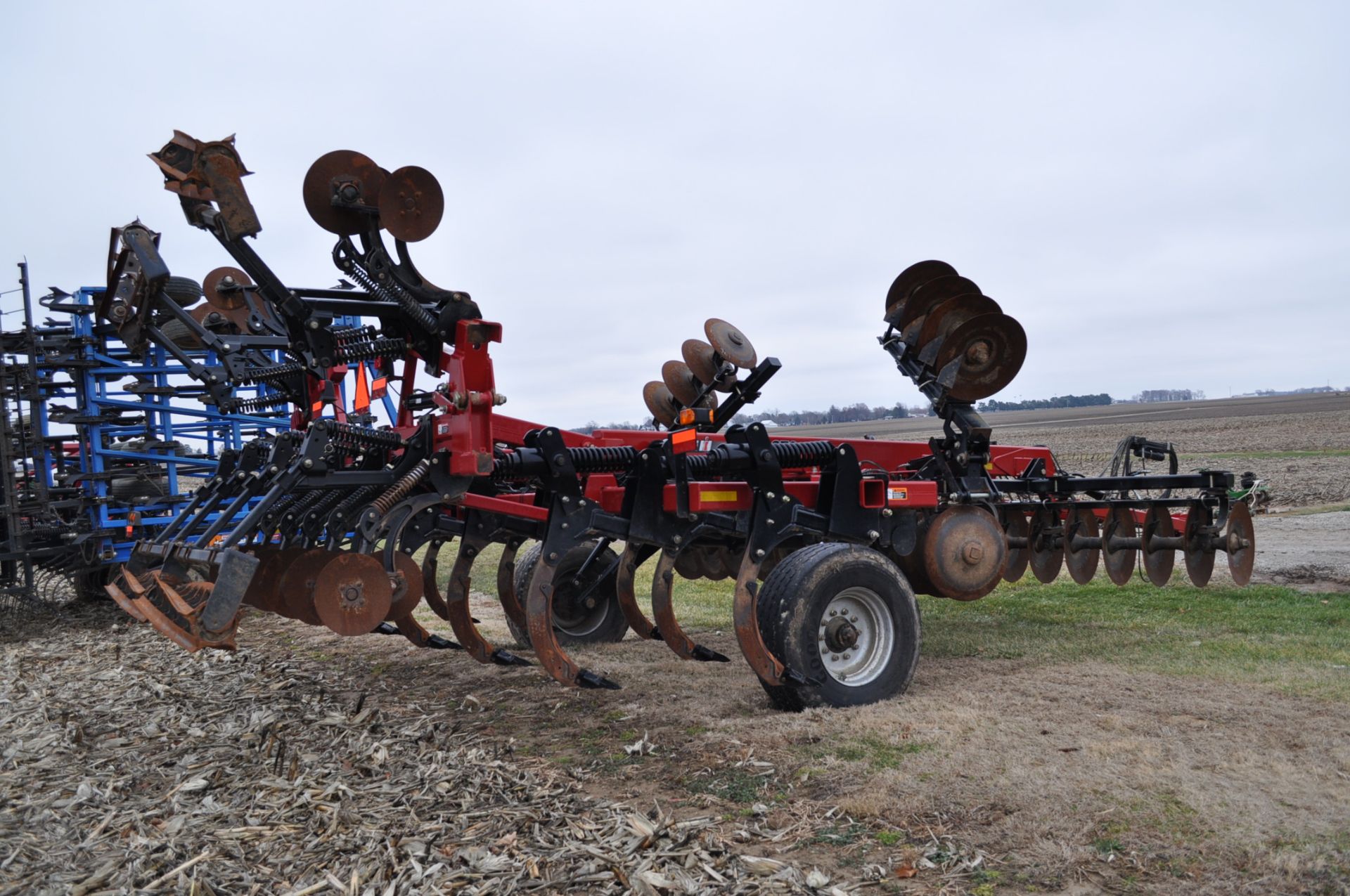 Case IH 870 Ecolo-Tiger disc ripper, 9-shank, hyd fold disc & rear gang, disc levelers w/ rolling - Image 3 of 12