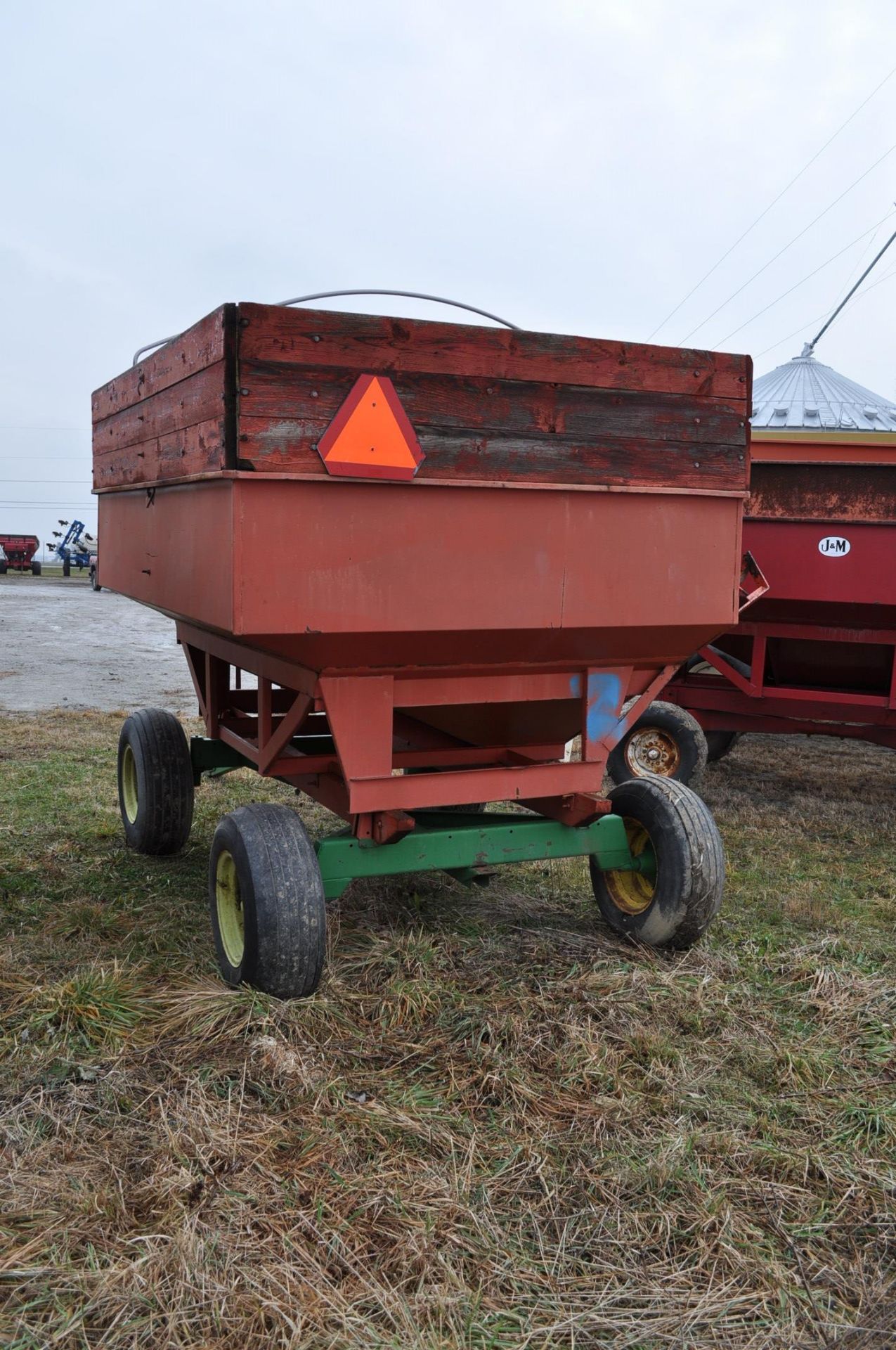 250 bu gravity bed wagon on gear with wood extensions - Image 3 of 9