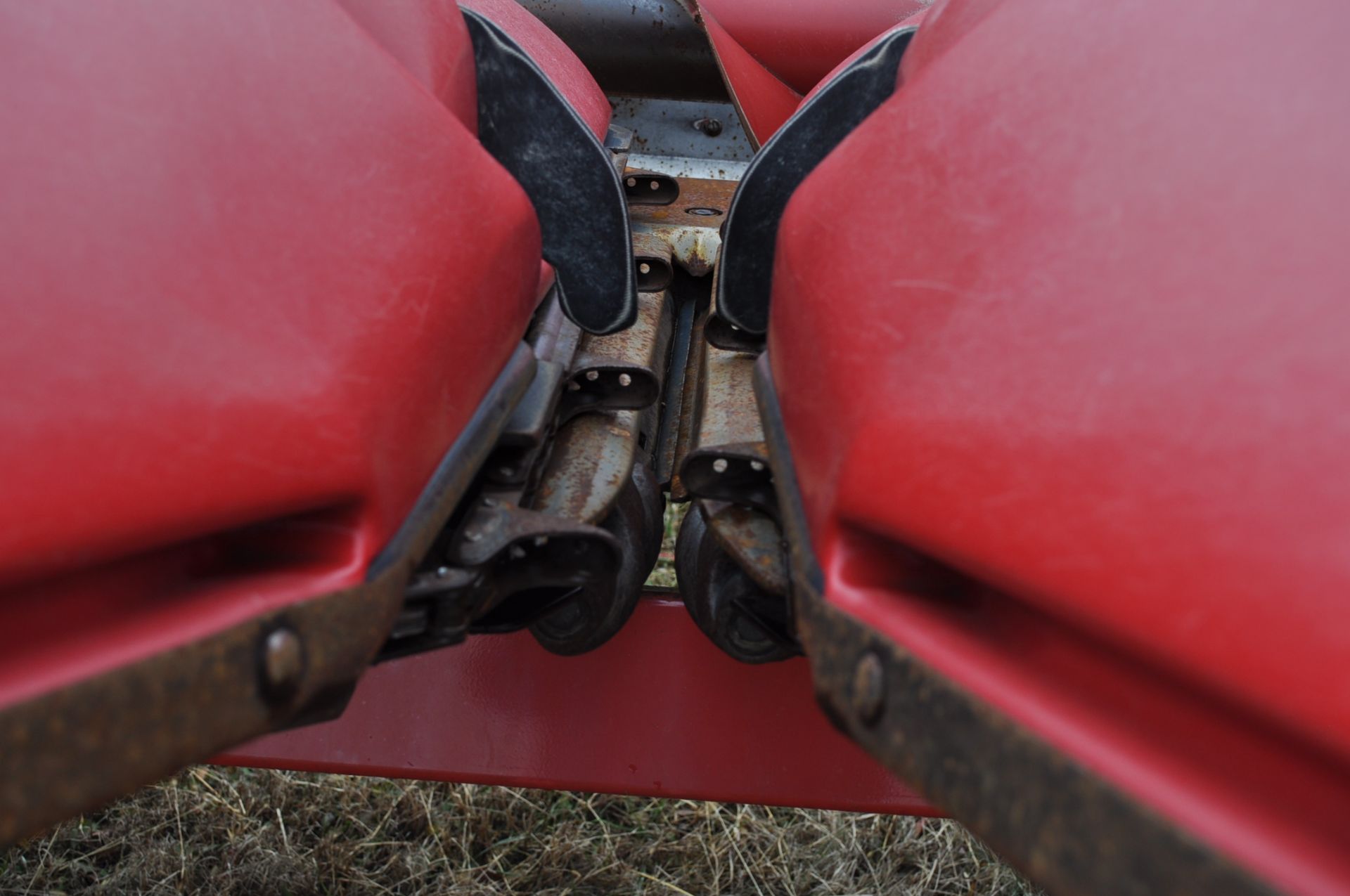 CASE IH 2208 Poly Corn Head, 8 rows x 30”, hyd deck plates, knife rolls, poly, 3 header height - Image 11 of 16