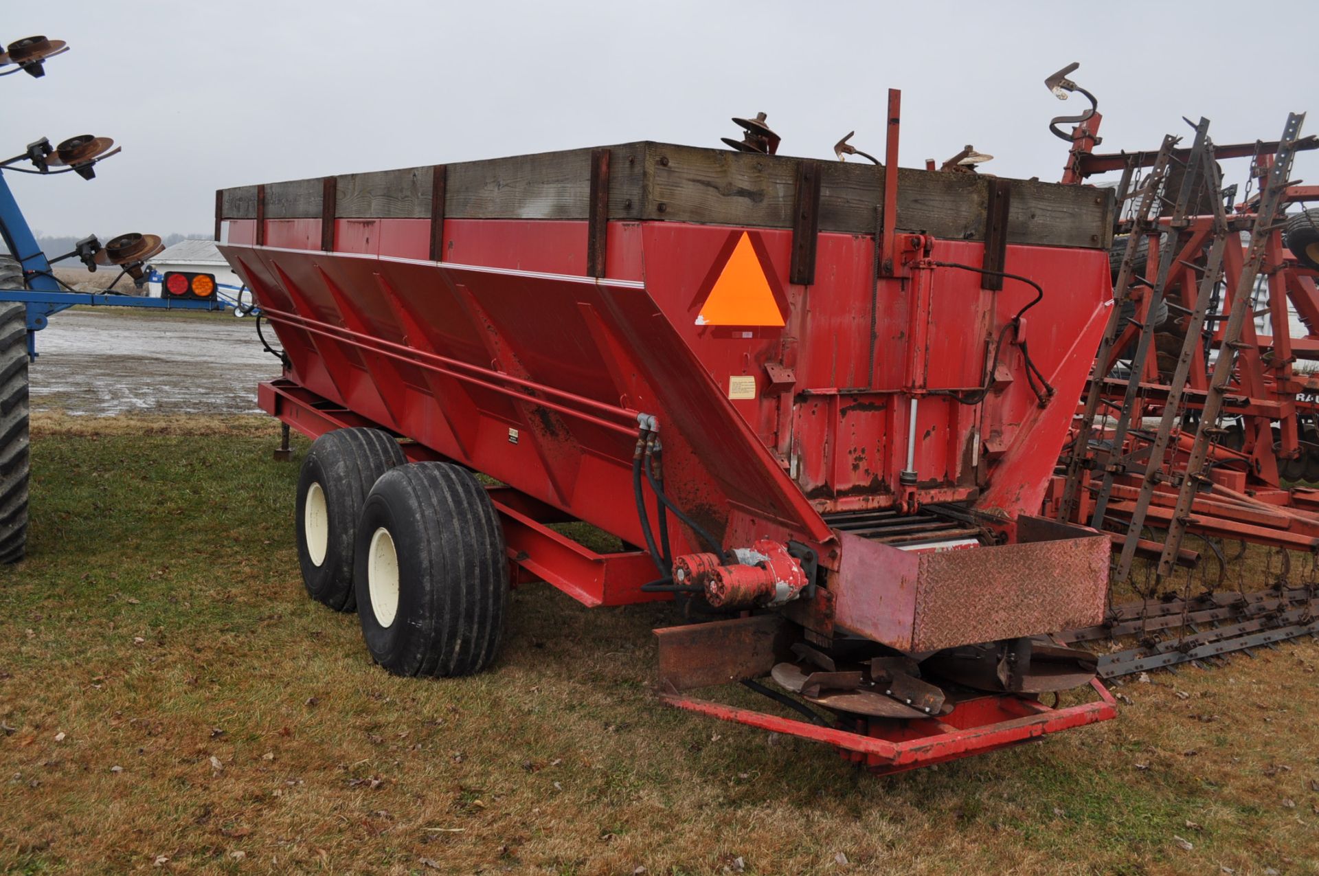 24’ Chandler Litter Spreader, S.S. Bottom Pan, Steel Conveyor Chain, bar every other link, dual hyd - Image 2 of 13