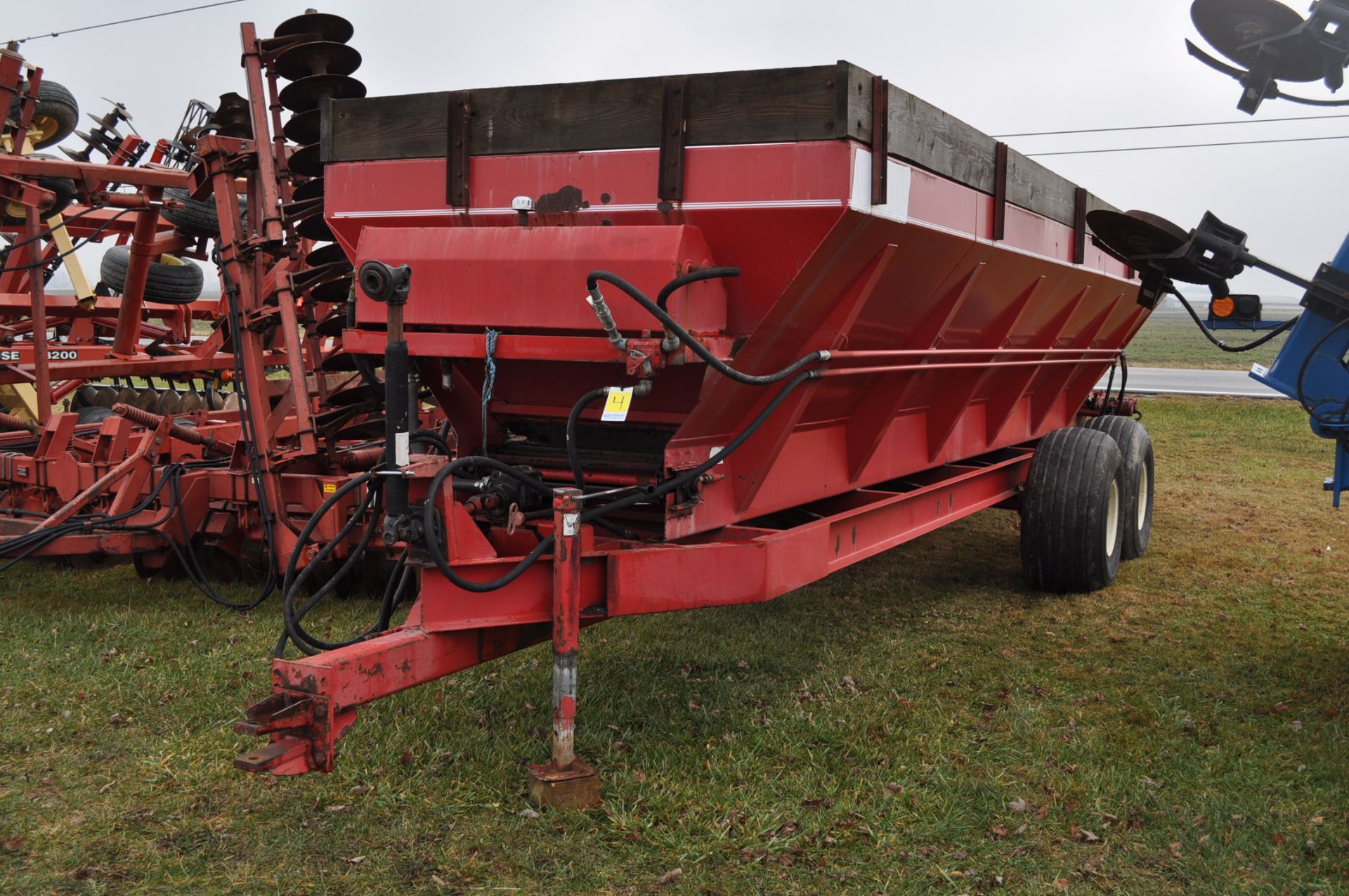 24’ Chandler Litter Spreader, S.S. Bottom Pan, Steel Conveyor Chain, bar every other link, dual hyd