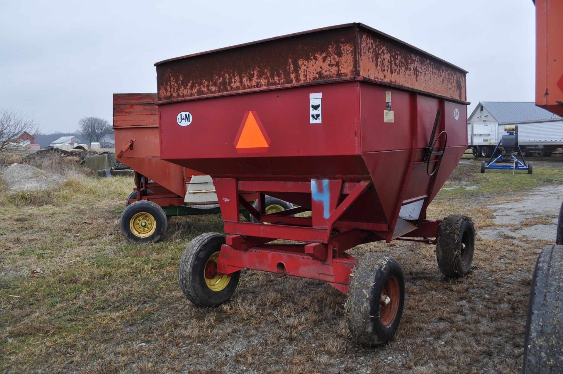 J&M 250 Gravity Wagon on gear - Image 4 of 5