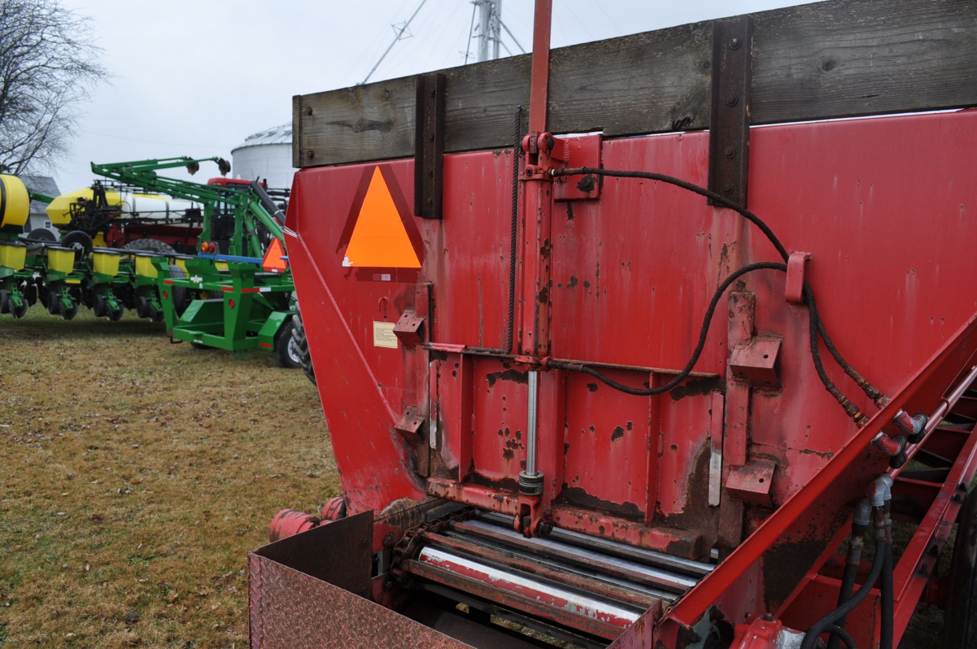 24’ Chandler Litter Spreader, S.S. Bottom Pan, Steel Conveyor Chain, bar every other link, dual hyd - Image 9 of 13