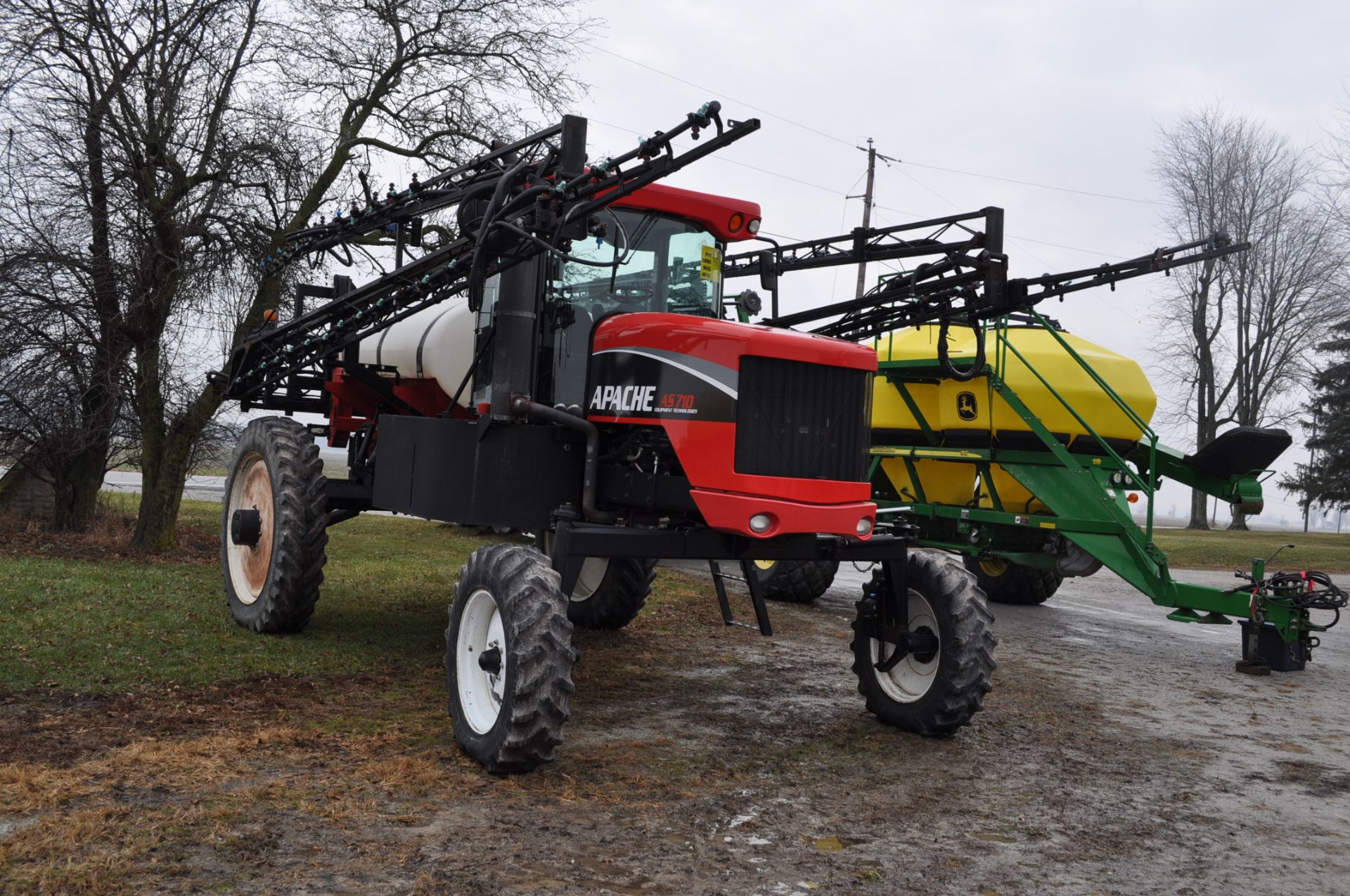 2007 Apache AS710 Sprayer. 90’ Boom, 750 gal. poly tank, 380/90 R46 Rear tires, 12.4 R28 front tire - Image 4 of 23