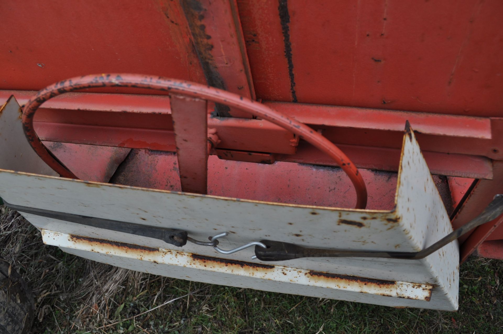 250 bu gravity bed wagon on gear with wood extensions - Image 5 of 9