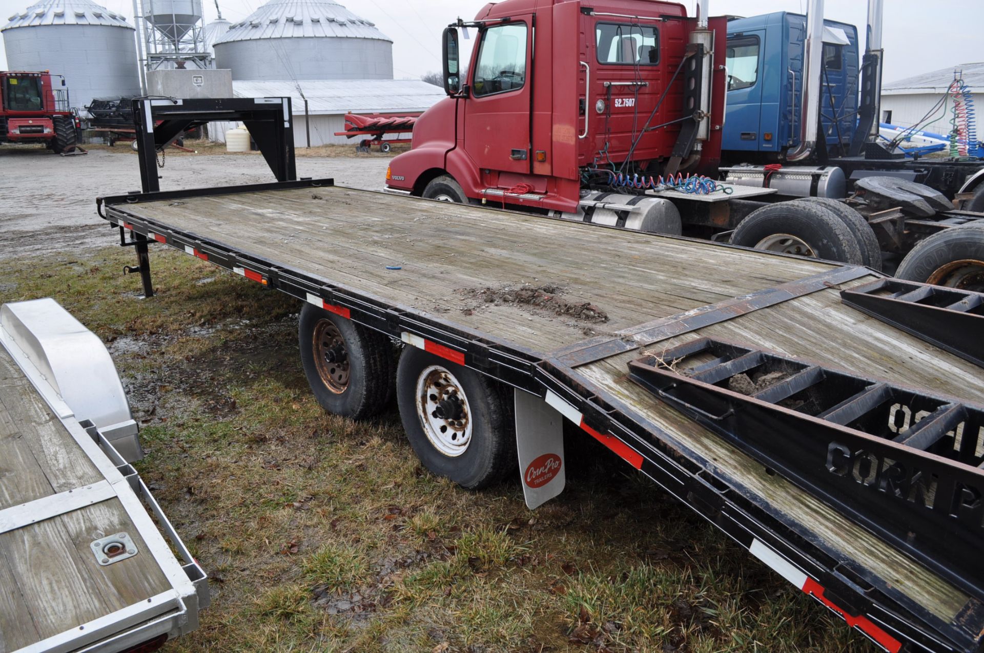 2009 20'+5" Corn Pro Gooseneck Trailer, wedge ramps, 102” wide, front storage compartment - Image 4 of 6