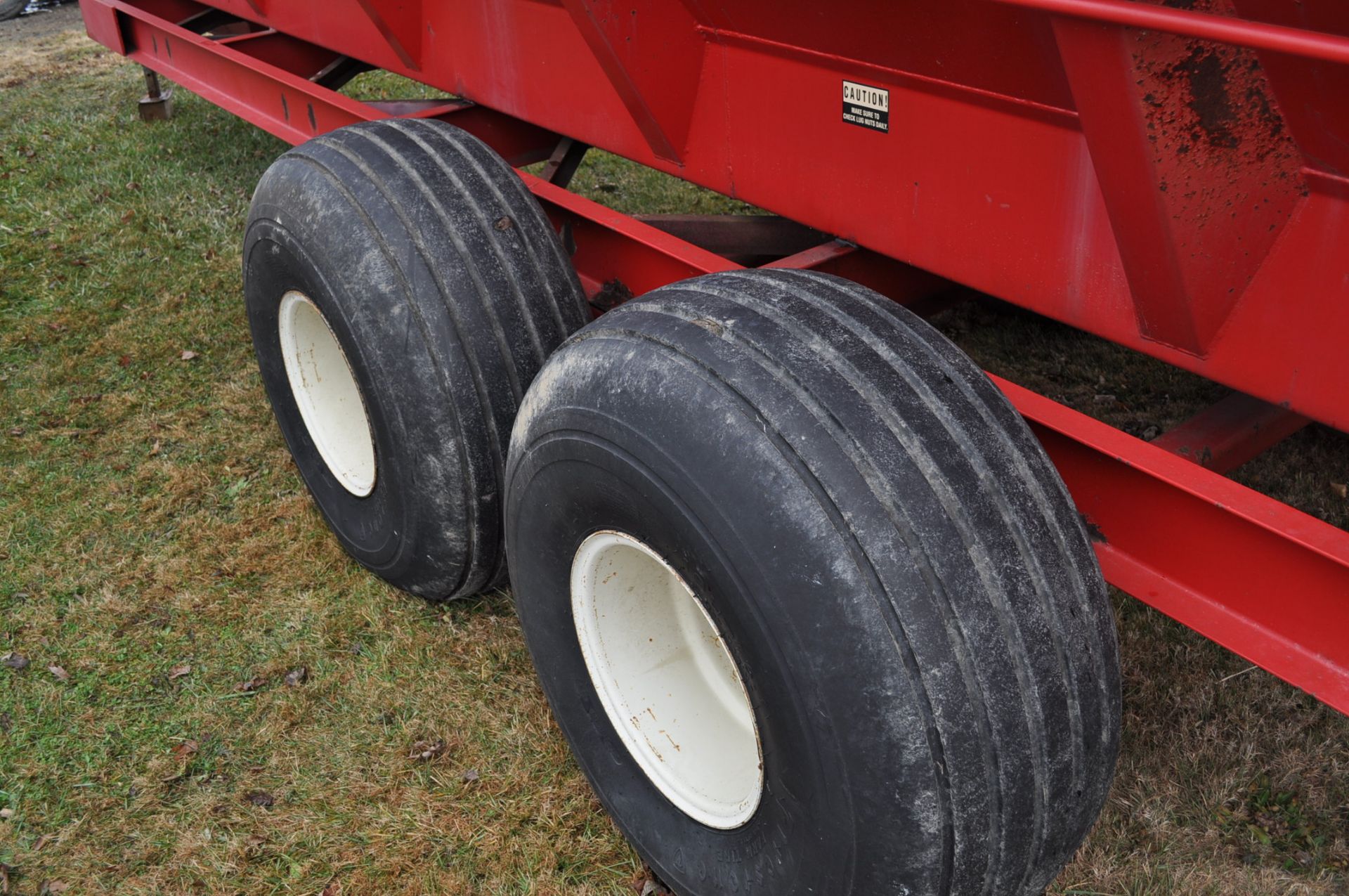 24’ Chandler Litter Spreader, S.S. Bottom Pan, Steel Conveyor Chain, bar every other link, dual hyd - Image 6 of 13