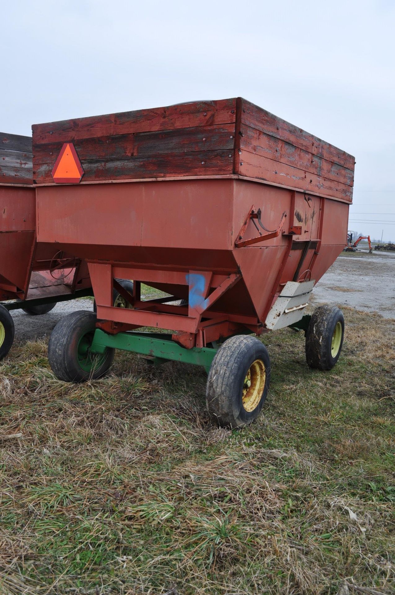 250 bu gravity bed wagon on gear with wood extensions - Image 4 of 9