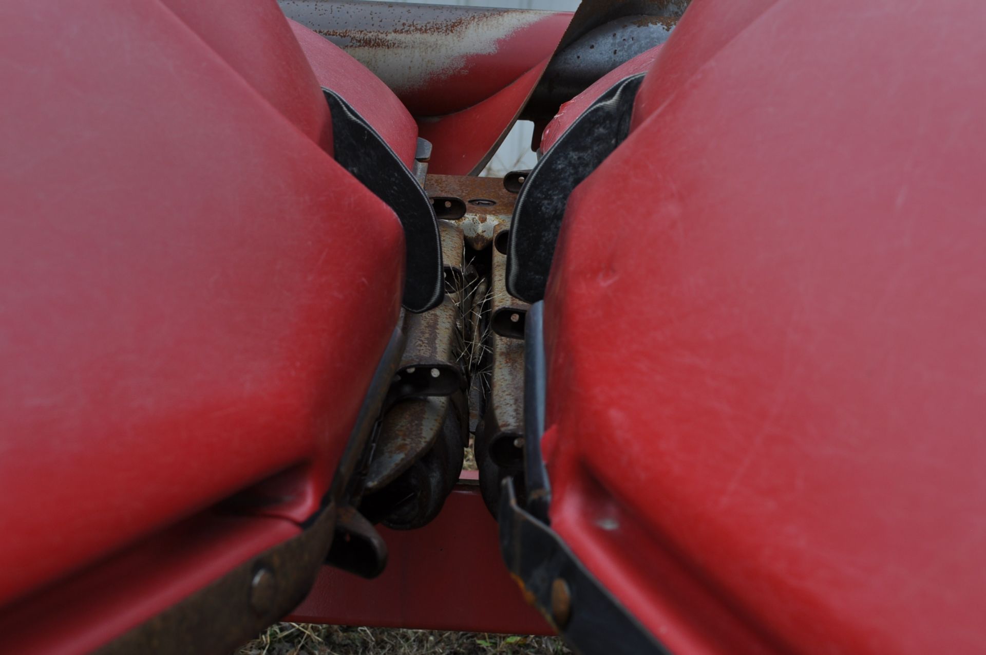CASE IH 2208 Poly Corn Head, 8 rows x 30”, hyd deck plates, knife rolls, poly, 3 header height - Image 13 of 16