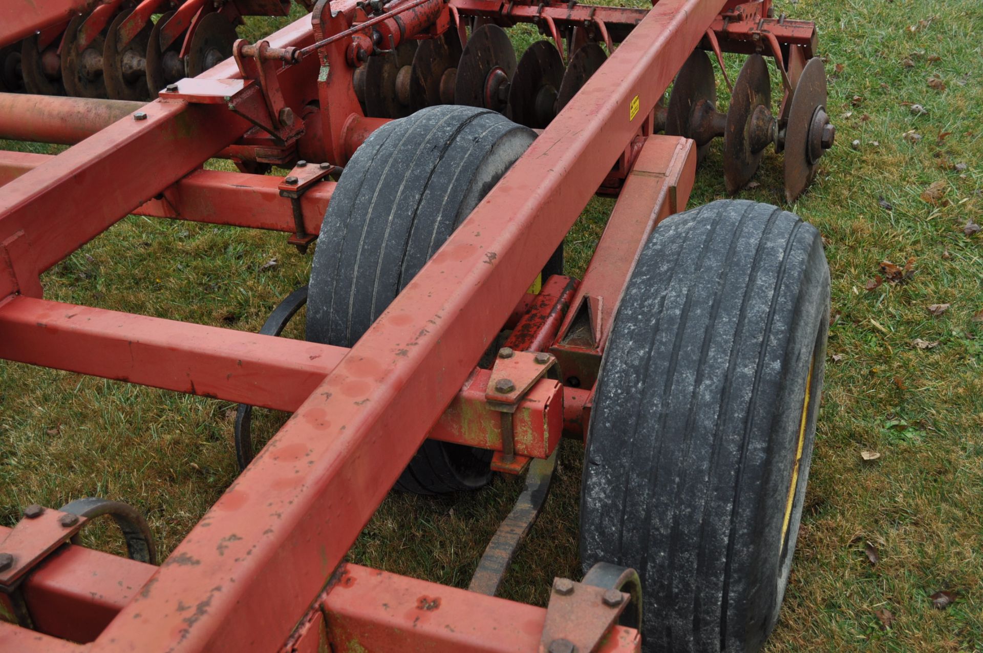 31’ Sunflower 6430 Land Finisher, 7” shank spacing, front disc gang, 5 bar - Image 12 of 12