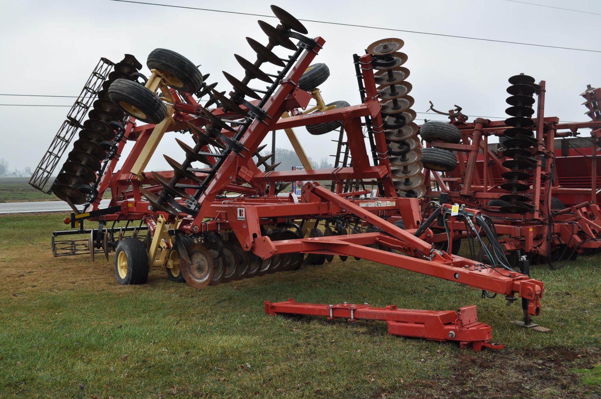 31’ KRAUSE 8200 disc, 9” spacing, rolling basket, walking tandems, sells with rear hitch - Image 4 of 14