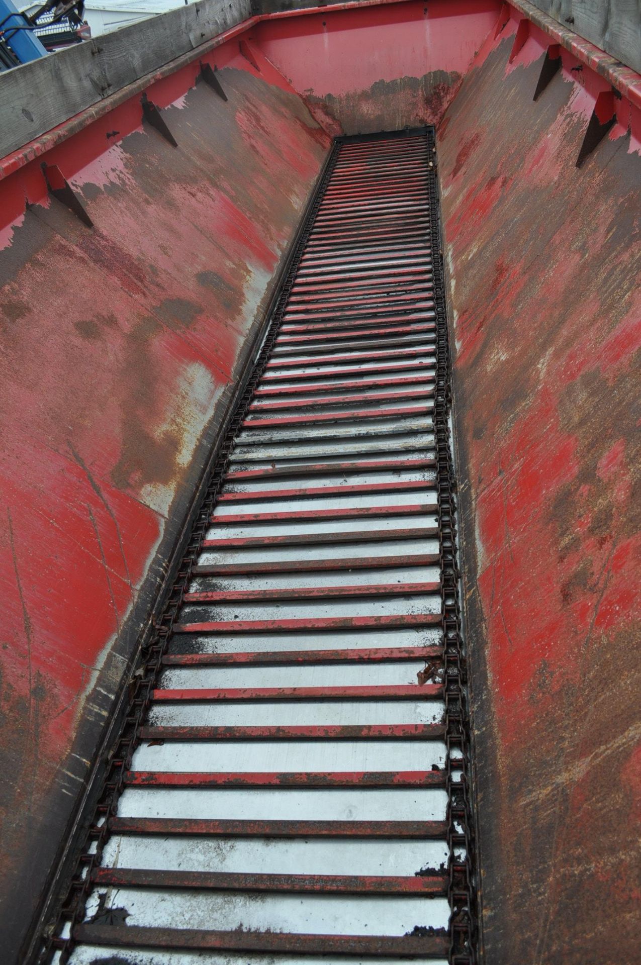 24’ Chandler Litter Spreader, S.S. Bottom Pan, Steel Conveyor Chain, bar every other link, dual hyd - Image 11 of 13