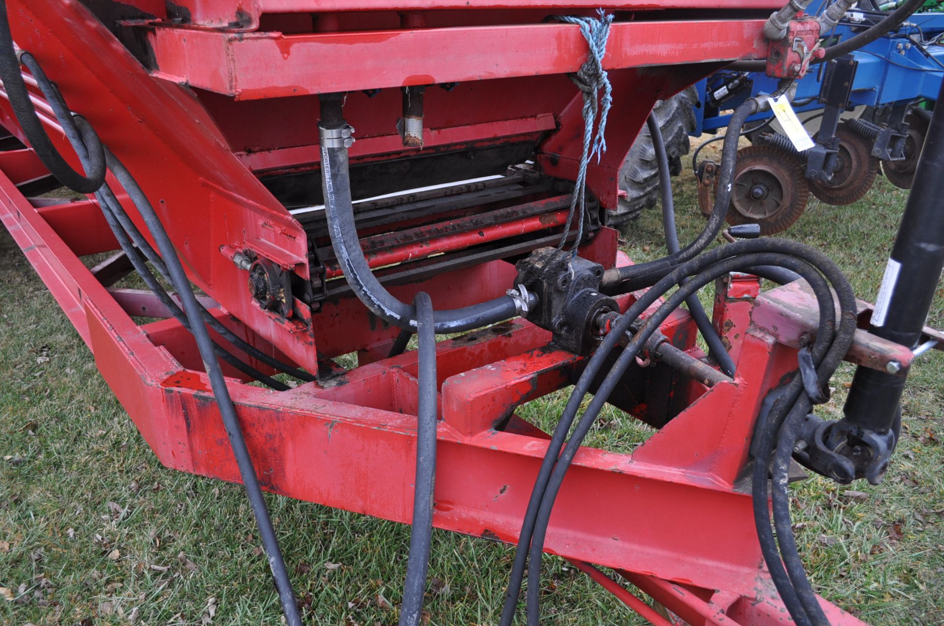 24’ Chandler Litter Spreader, S.S. Bottom Pan, Steel Conveyor Chain, bar every other link, dual hyd - Image 12 of 13