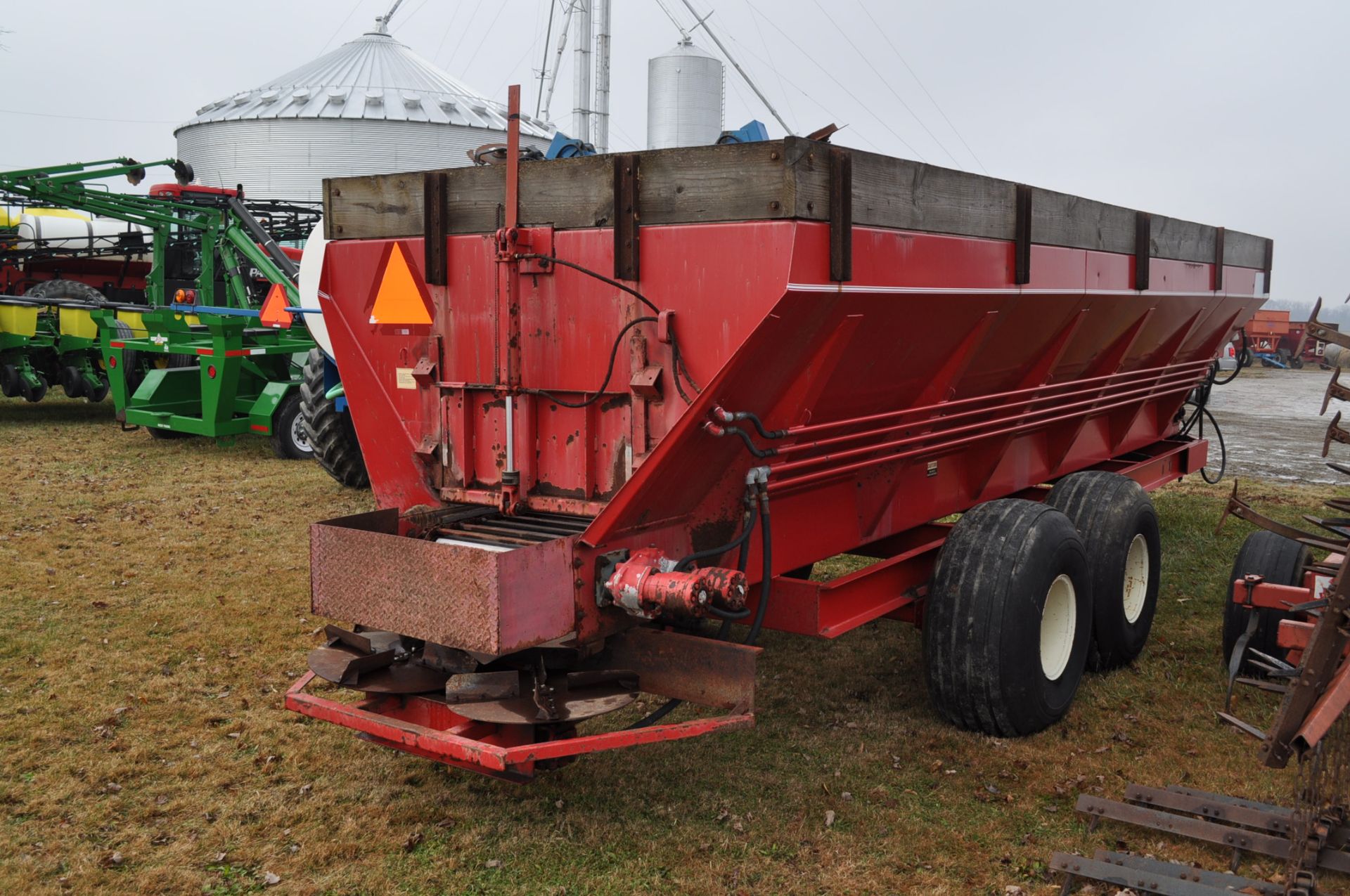 24’ Chandler Litter Spreader, S.S. Bottom Pan, Steel Conveyor Chain, bar every other link, dual hyd - Image 3 of 13