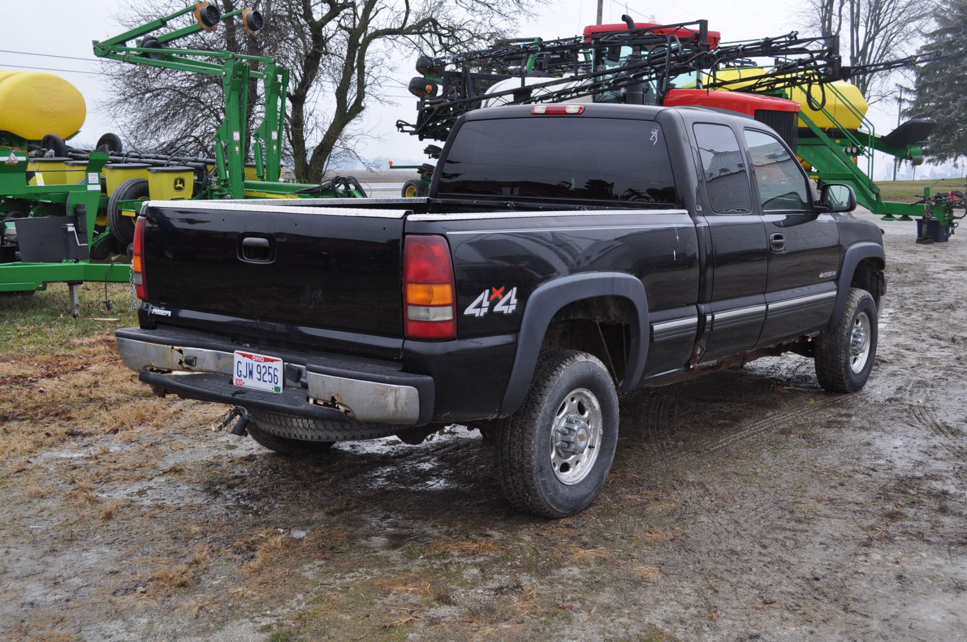 2002 Chevy 2500 HD LS Pickup Truck, ***BAD BRAKE LINE, NO BRAKES*** Black, extended cab - Image 3 of 19