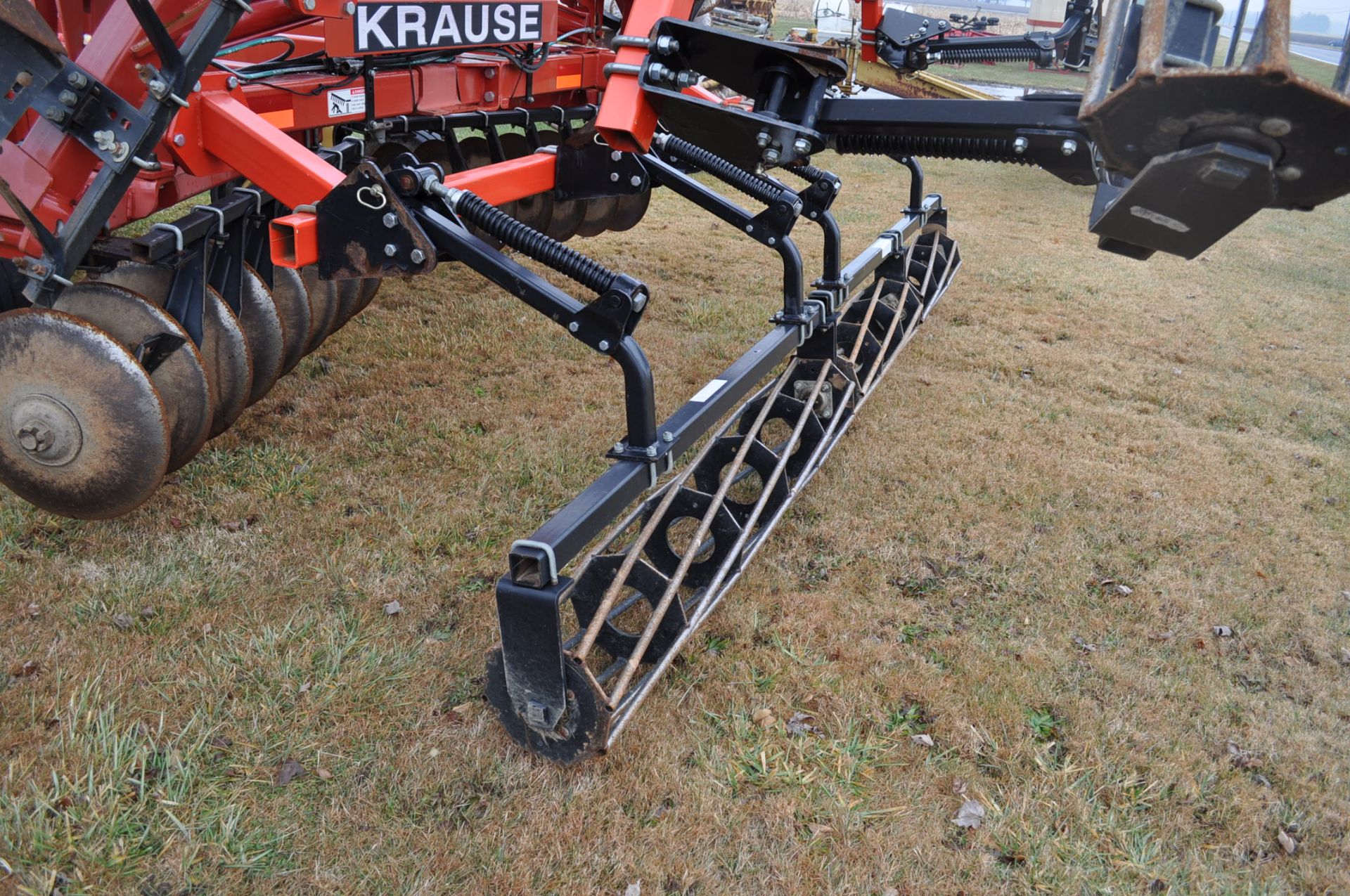 31’ KRAUSE 8200 disc, 9” spacing, rolling basket, walking tandems, sells with rear hitch - Image 11 of 14