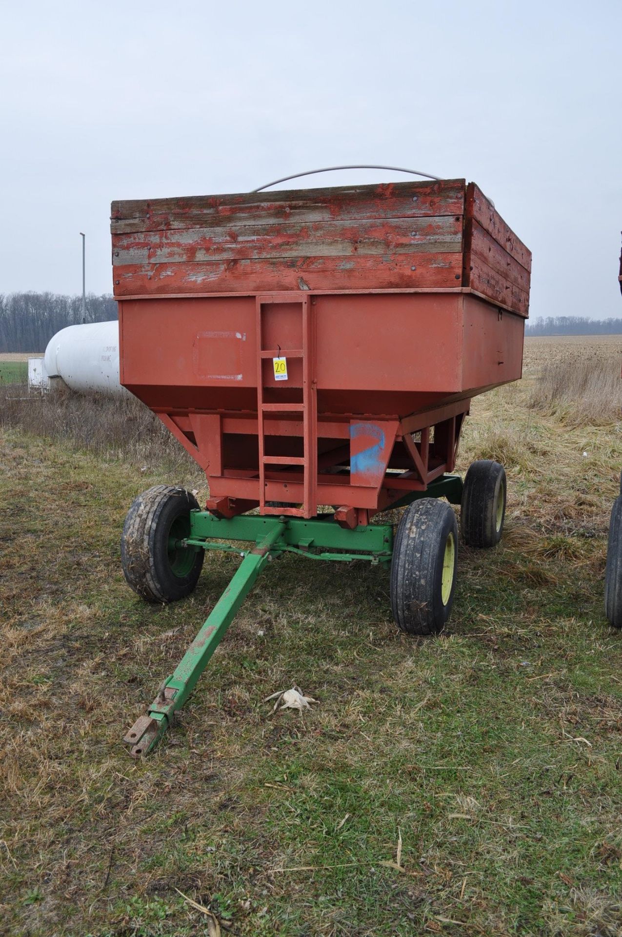 250 bu gravity bed wagon on gear with wood extensions