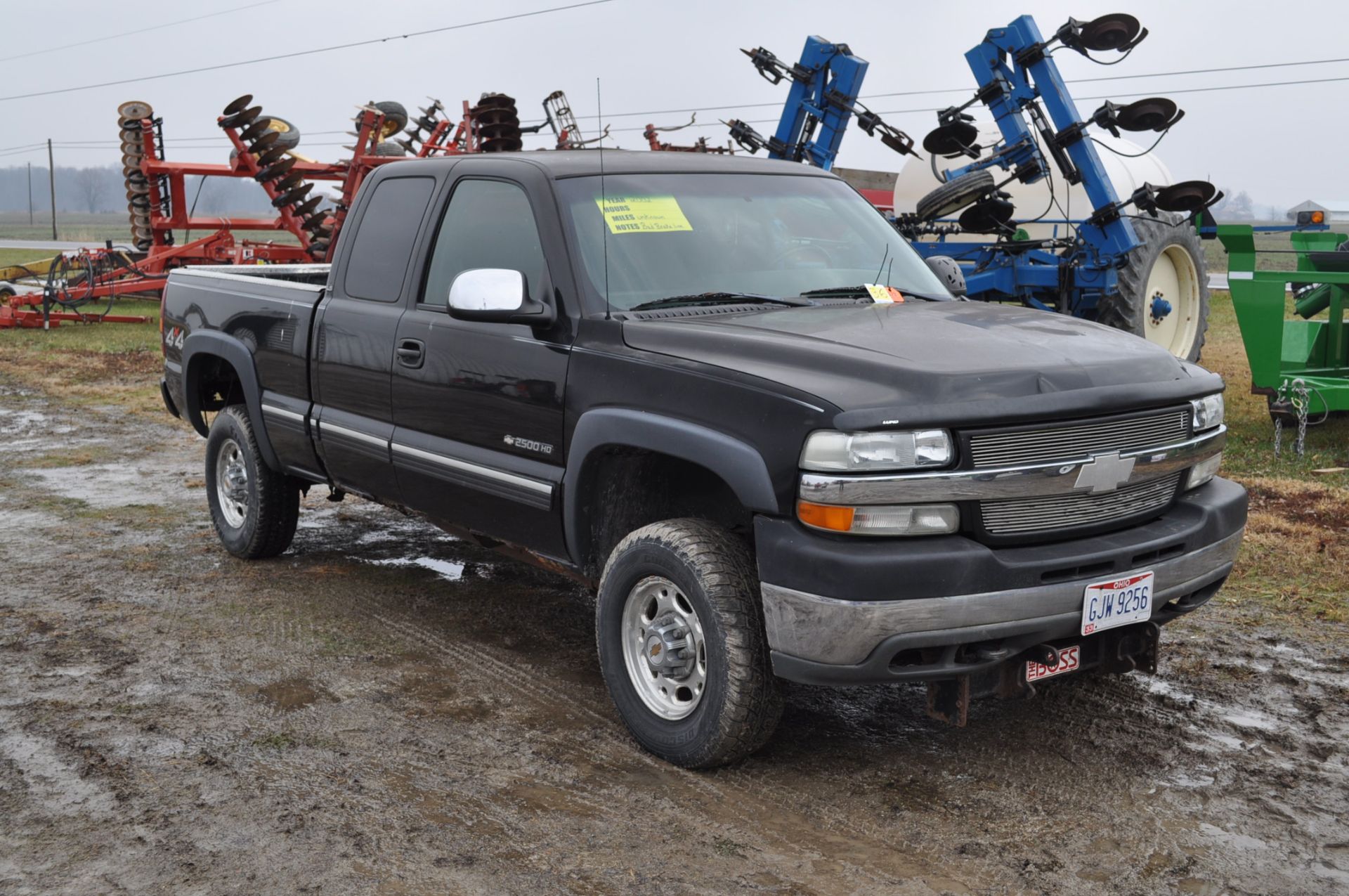 2002 Chevy 2500 HD LS Pickup Truck, ***BAD BRAKE LINE, NO BRAKES*** Black, extended cab - Image 4 of 19