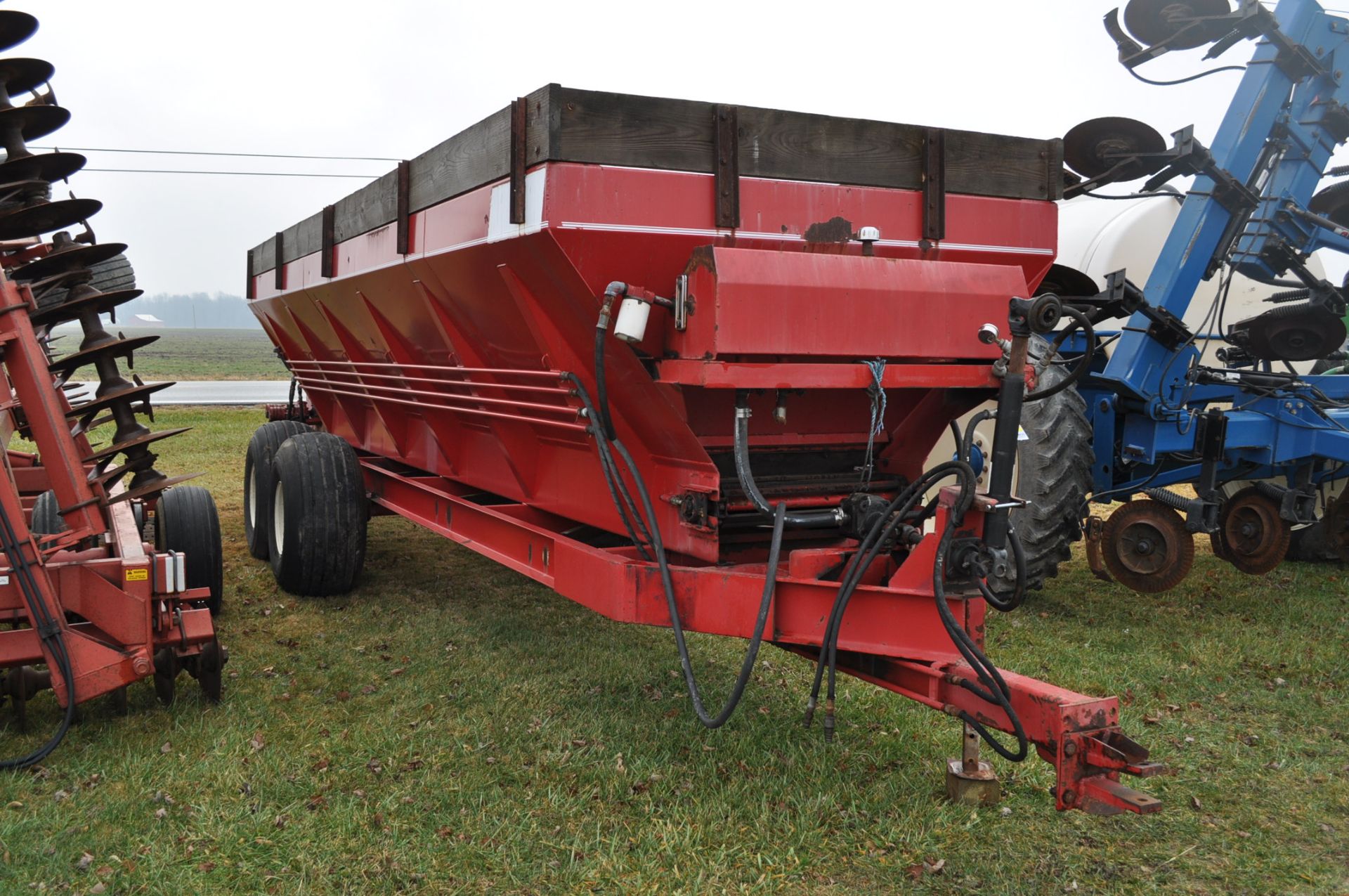 24’ Chandler Litter Spreader, S.S. Bottom Pan, Steel Conveyor Chain, bar every other link, dual hyd - Image 4 of 13