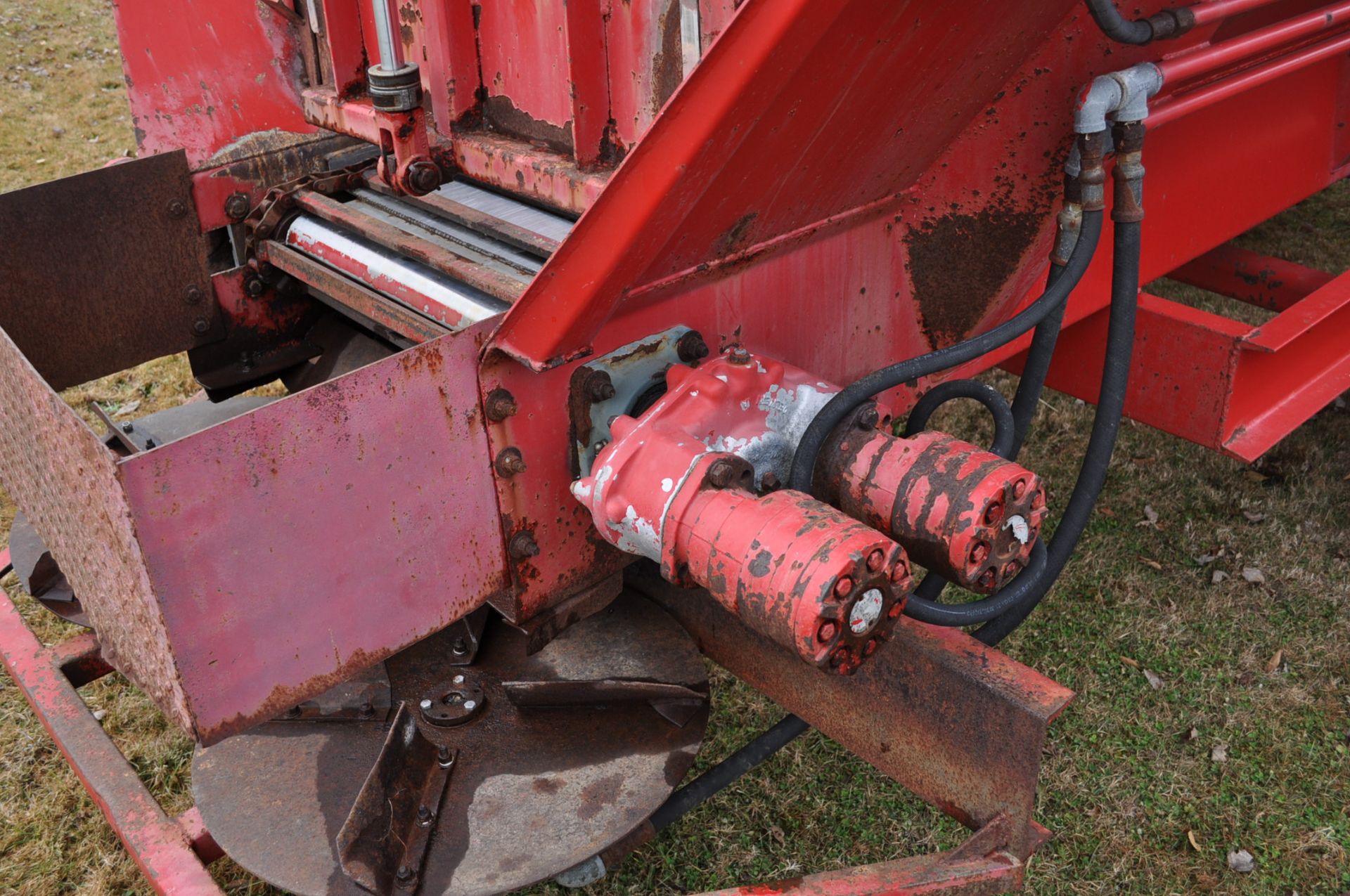 24’ Chandler Litter Spreader, S.S. Bottom Pan, Steel Conveyor Chain, bar every other link, dual hyd - Image 8 of 13