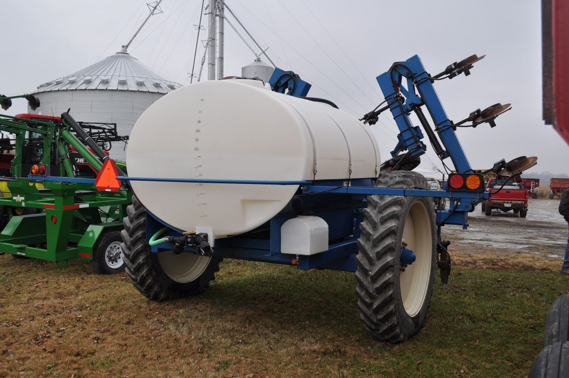 Ag Systems 6400 15 Knife 28%N Applicator, 1350 gal poly tank, hyd drive pump, Raven flow meter - Image 3 of 13