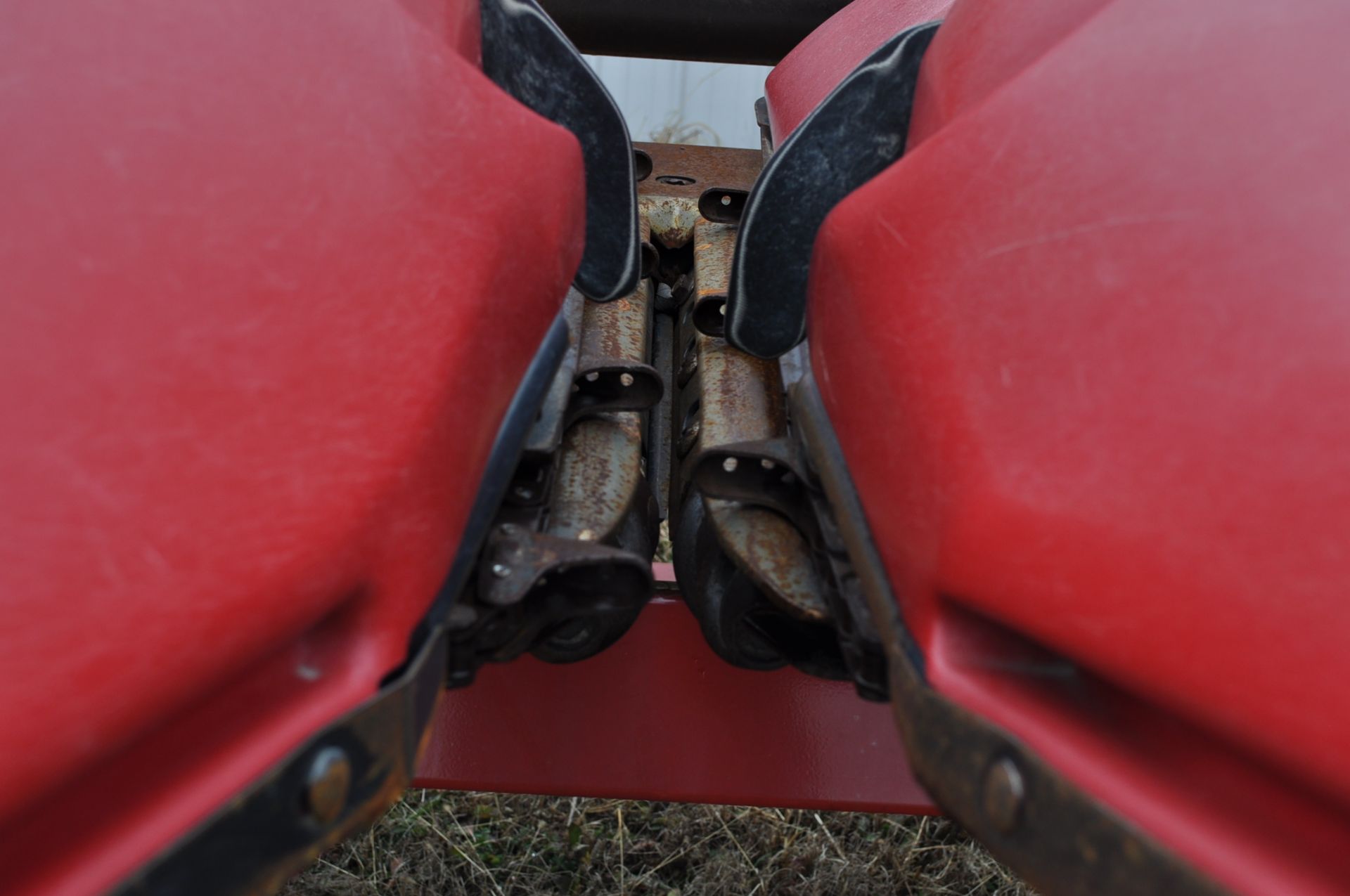 CASE IH 2208 Poly Corn Head, 8 rows x 30”, hyd deck plates, knife rolls, poly, 3 header height - Image 12 of 16