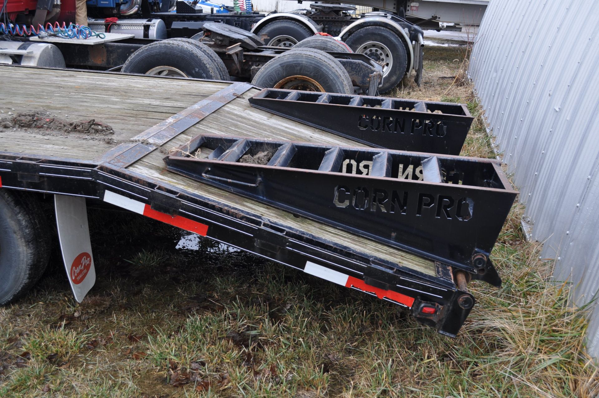 2009 20'+5" Corn Pro Gooseneck Trailer, wedge ramps, 102” wide, front storage compartment - Image 3 of 6