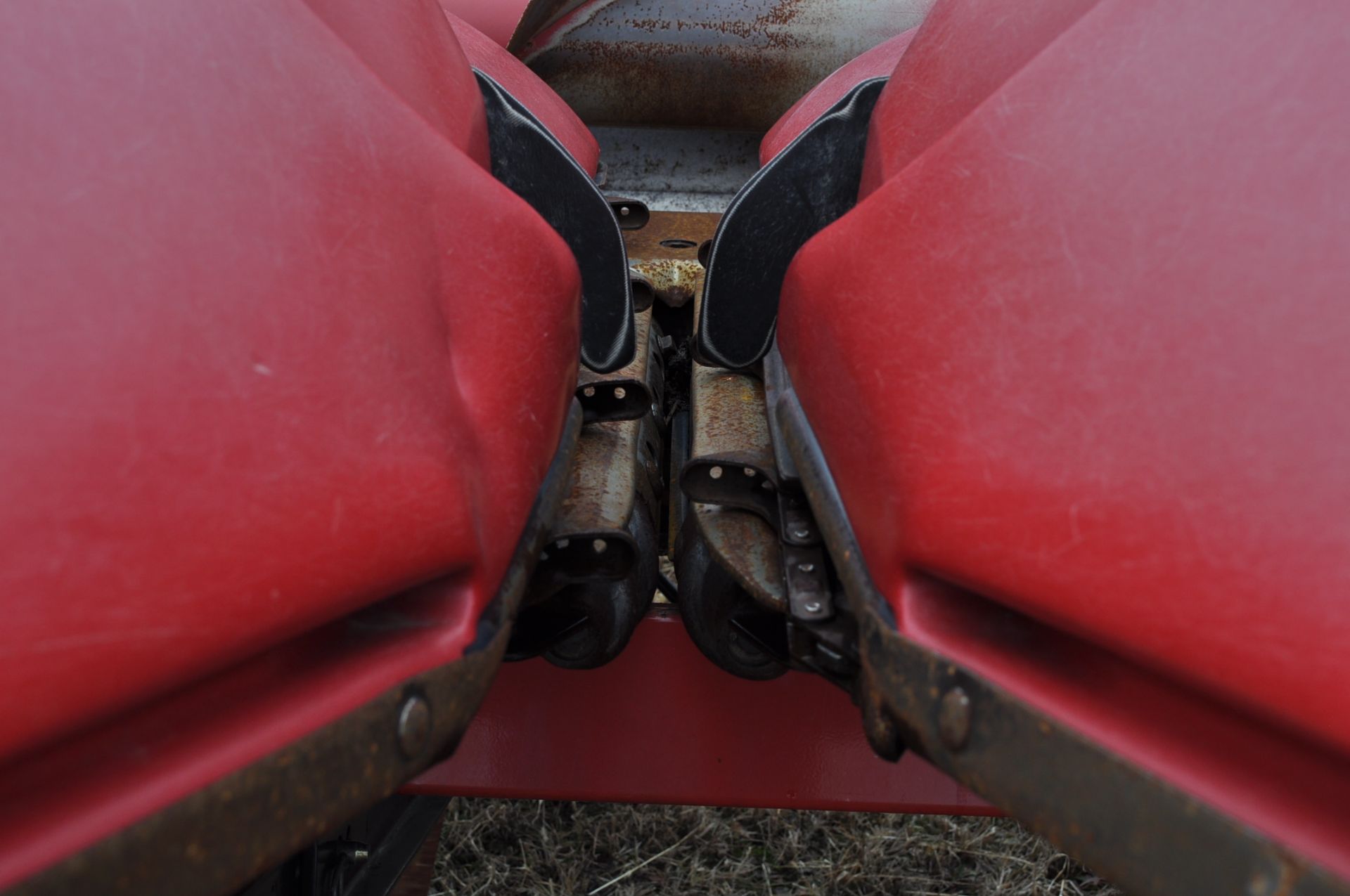 CASE IH 2208 Poly Corn Head, 8 rows x 30”, hyd deck plates, knife rolls, poly, 3 header height - Image 15 of 16