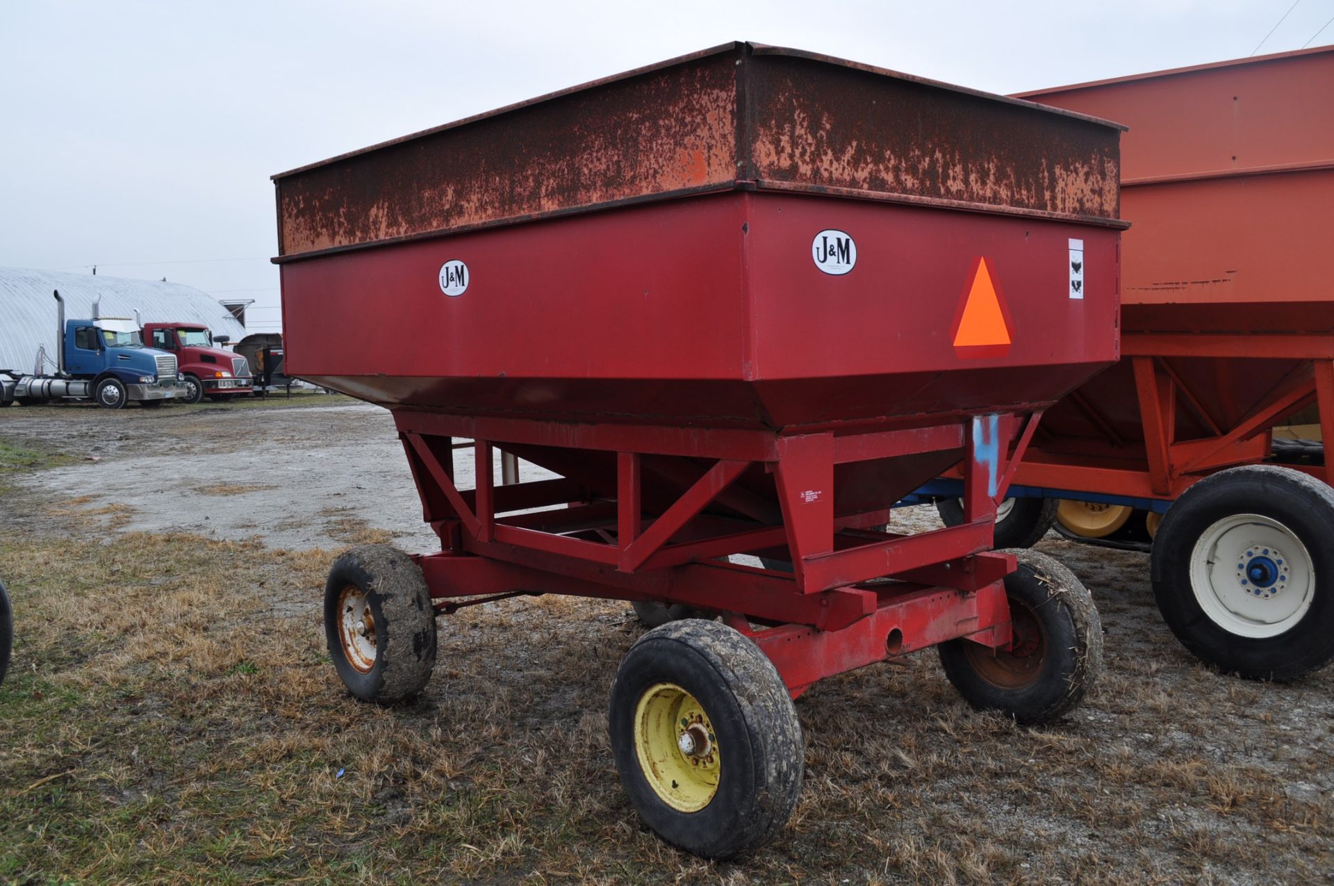 J&M 250 Gravity Wagon on gear - Image 3 of 5