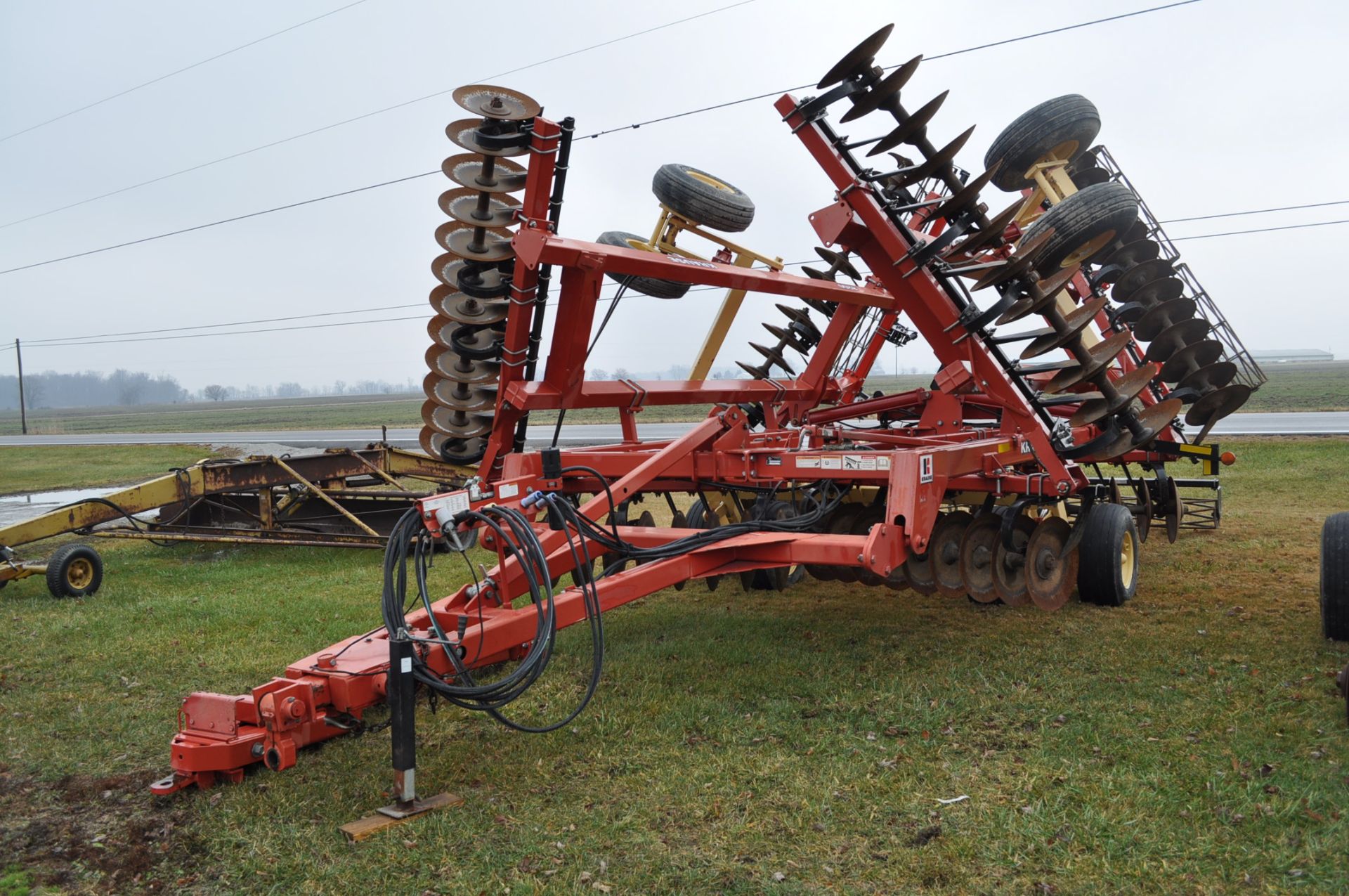 31’ KRAUSE 8200 disc, 9” spacing, rolling basket, walking tandems, sells with rear hitch