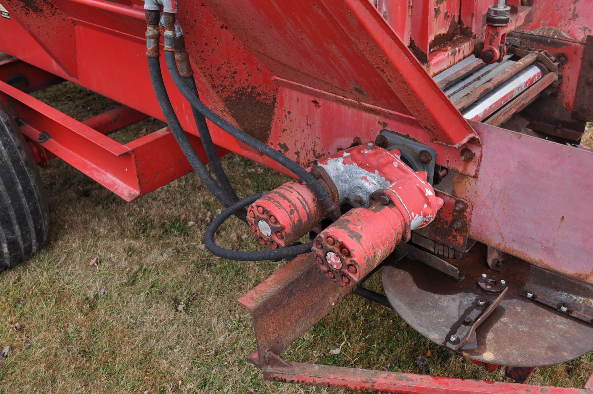 24’ Chandler Litter Spreader, S.S. Bottom Pan, Steel Conveyor Chain, bar every other link, dual hyd - Image 7 of 13