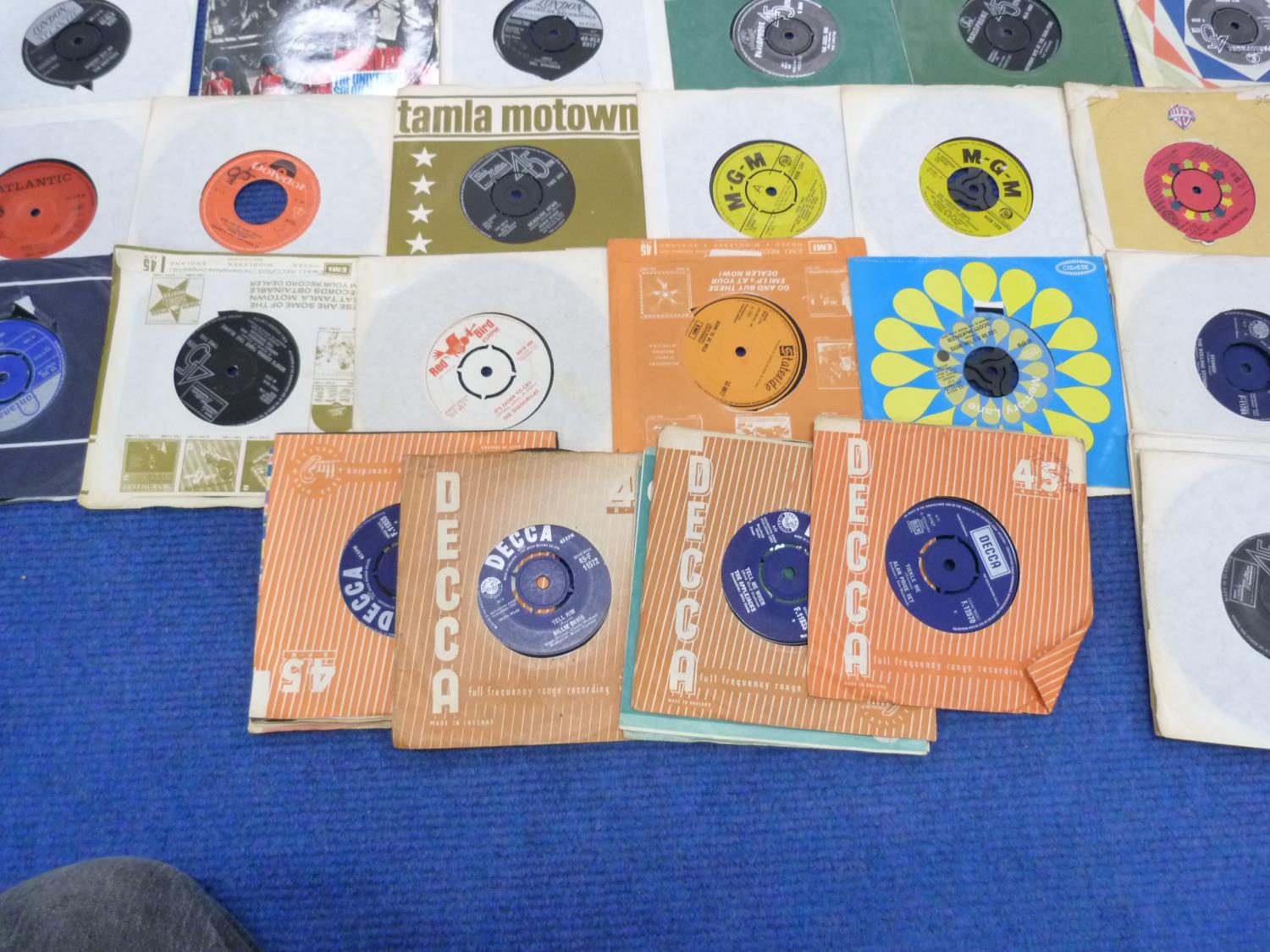 60+ MAINLY 1960'S SINGLES - MANY IN COMPANY SLEEVES. INCLUDING THE WHO, ROLLING STONES AND THE - Image 2 of 11