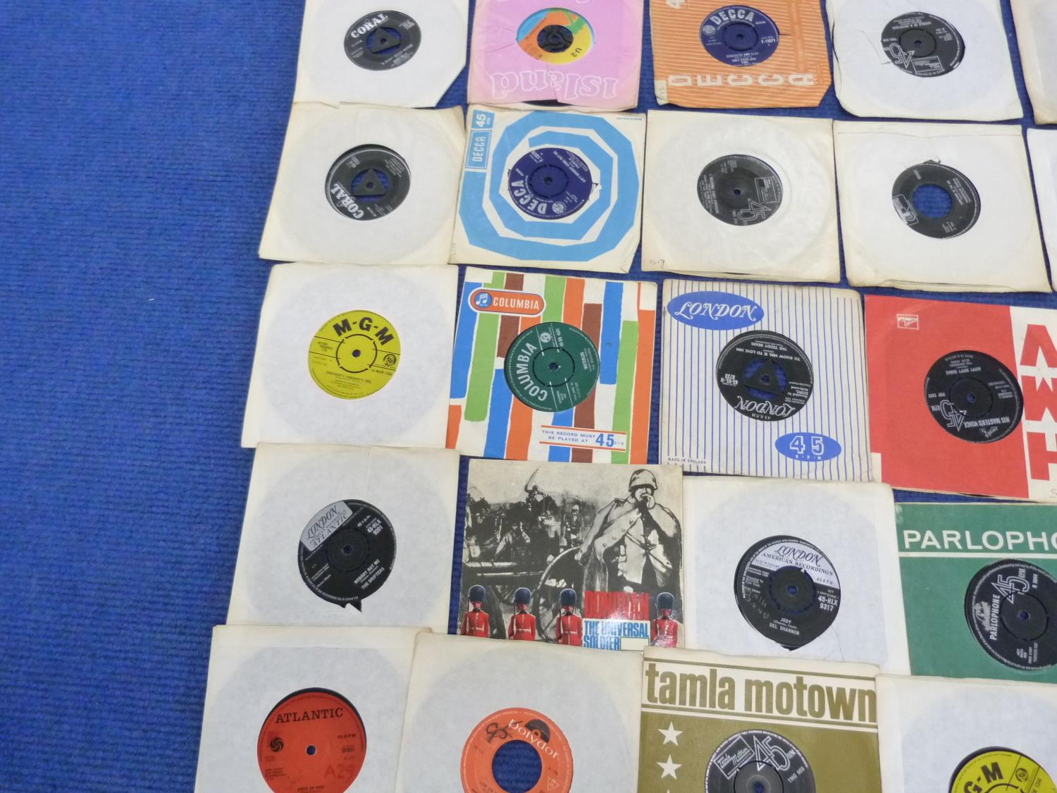 60+ MAINLY 1960'S SINGLES - MANY IN COMPANY SLEEVES. INCLUDING THE WHO, ROLLING STONES AND THE - Image 6 of 11