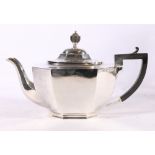 George V silver teapot by Jay, Richard Attenborough Co. Ltd. Sheffield 1919, 674g.