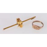 9ct gold bar brooch with owl, the eyes being rubies, 2.3g and a 9ct gold pinky ring, size E, 1.7g