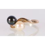 9ct gold pearl and Tahitian pearl crossover ring, size N, 2.4g