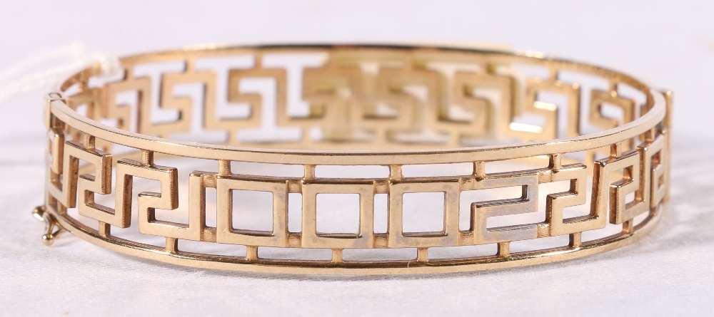 9ct yellow gold greek key pattern hinged bangle, 15.3g.