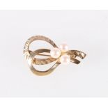 9ct yellow gold serif brooch set with three pearls, 3.0g