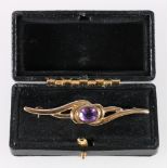 9ct yellow gold crossover bar brooch set with central faceted amethyst, 3.2g