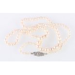 Stand of graduated pearls with white metal closure set with small diamonds, the largest pearl approx