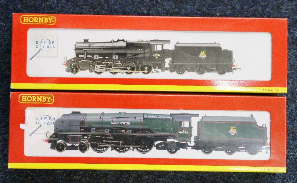 Hornby OO gauge model railways 2-8-0 locomotive and tender Class 8F 48154 BR black R2229 and 4-6-2